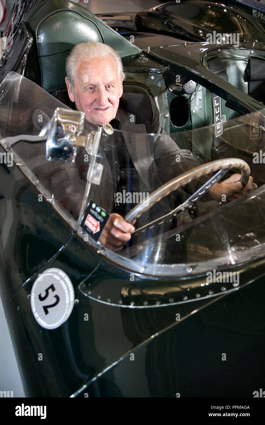 Norman Dewis im 1956 Le Mans D Typ Jaguar Stockfoto