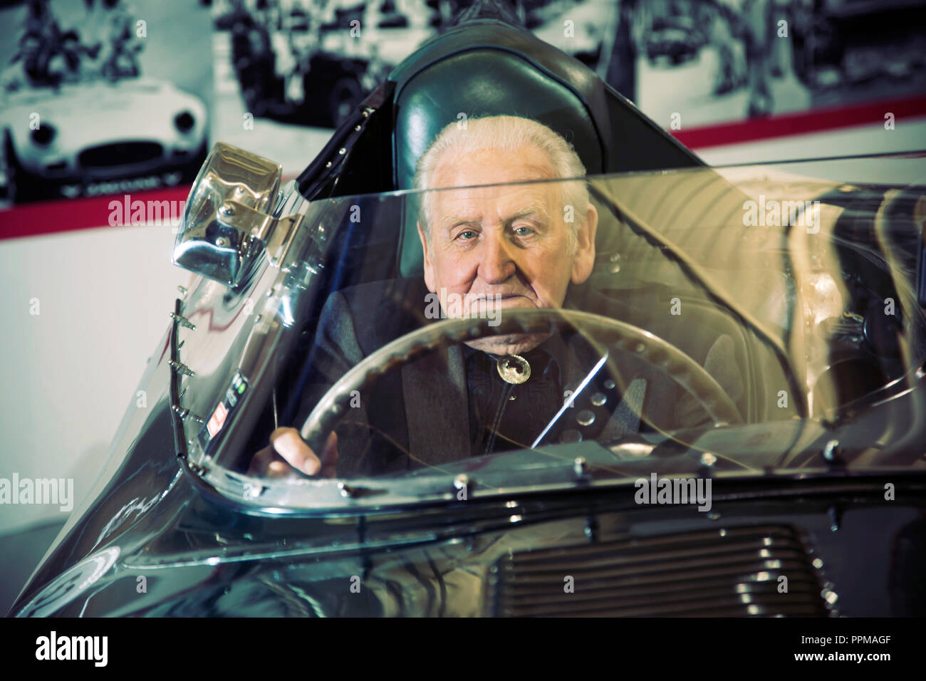 Norman Dewis im 1956 Le Mans D Typ Jaguar Stockfoto