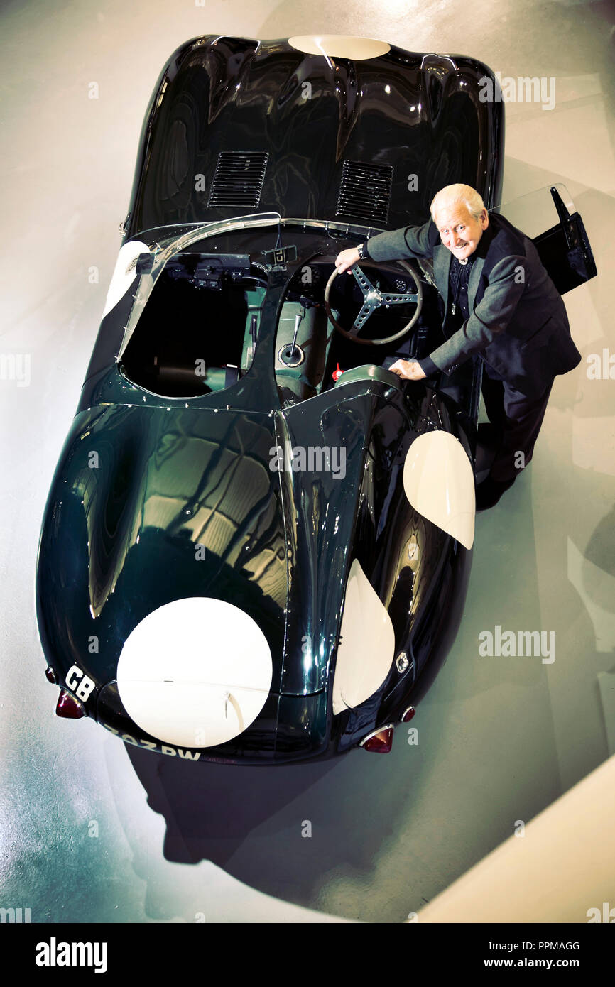 Norman Dewis im 1956 Le Mans D Typ Jaguar Stockfoto