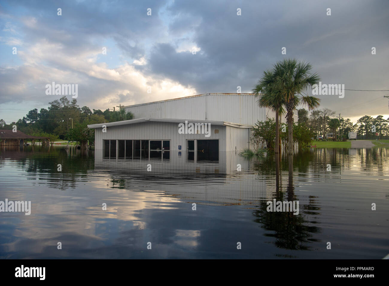 Südflorida Urban Suche und Rettung, Florida Task Force 2, aus Miami, Fla., Verhalten Aufklärungsmissionen in Bucksport, S.C., durch GPS-Kennzeichnung Nachbarschaften, Bereiche zu ermitteln, und die Eigenschaften, die überschwemmt werden, infolge der steigenden Gewässern im Gefolge des Hurrikans Florenz. Diese aufklärungsmissionen sind entscheidend für Ersthelfer, genau zu wissen, wo die Bürger sind, wenn Sie in der betroffenen oder potentiell betroffenen Bereiche sind, und wenn Sie Schutz an Ort und Stelle zu. Lokale Bürger werden nachdrücklich aufgefordert, Ihre lokalen Behörden und zu drehen, um zu hören, sich nicht übertönen', wenn Sie über die Kegel kommen Stockfoto