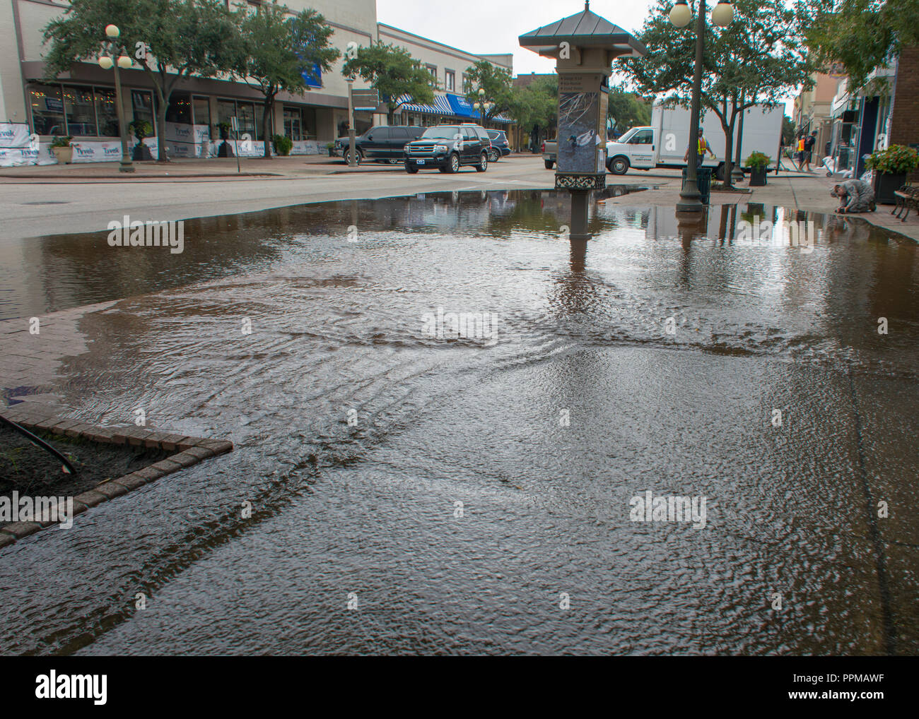 Als die Flut steigt Wasser anfängt zu überschwemmen die Straßen der historischen Hafenviertel in Georgetown, South Carolina Sept. 25, 2018. Ab Sept. 22, 2018 etwa 2.400 South Carolina National Guard Flieger und Soldaten haben für die Evakuierung Unterstützung mit Hilfe von der Pennsylvania, Tennessee, Alaska, New York und Wisconsin nationalen Wachen mobilisiert. (U.S. Air National Guard Foto von Airman 1st Class Cameron Lewis) Stockfoto