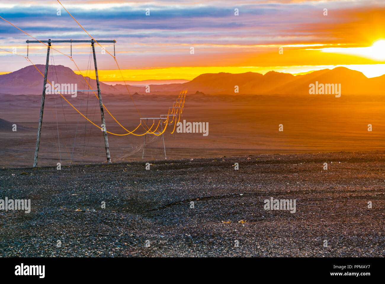 Sonnenuntergang mit Hochspannungskabeln im zentralen Hochland von Island Stockfoto