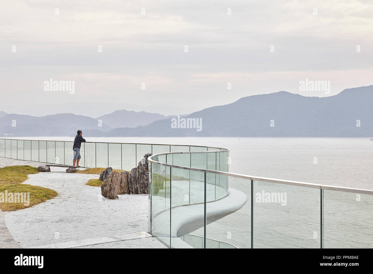 Außenansicht mit Blick auf Blick über Taiping See. Huangshan Dorf, Huangshan, China. Architekt: MAD Architekten, 2017. Stockfoto