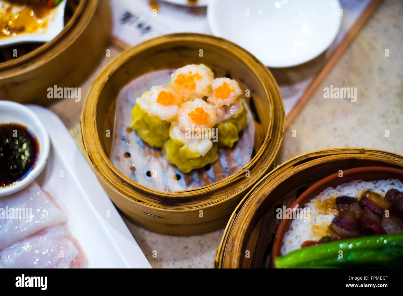 Chinesisch Kantonesisch dimsum Mahlzeit serviert im traditionellen Bambus Steamer Stockfoto