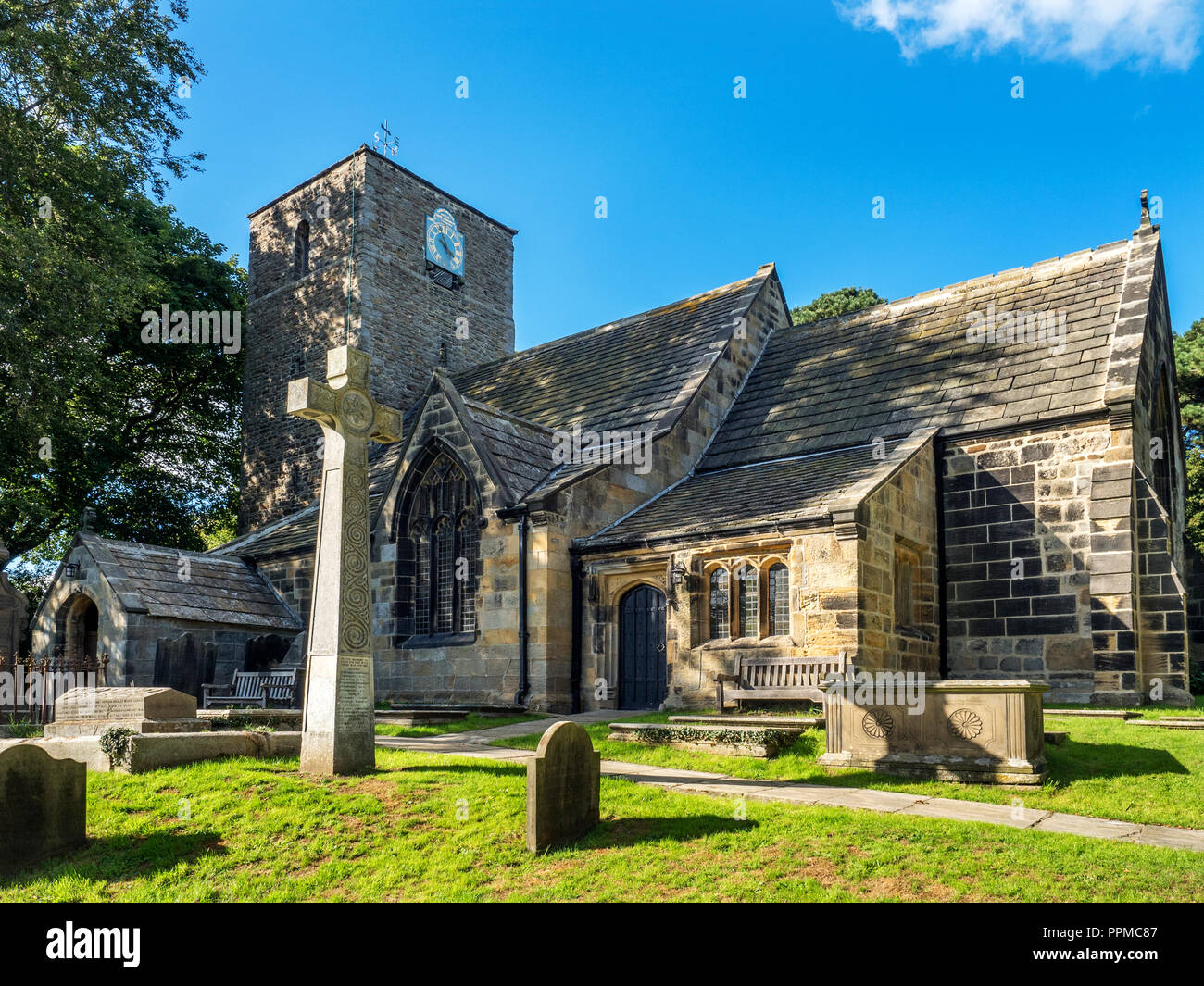 Die Pfarrkirche St. Oswald bei Leathley in der Washburn Valley North Yorkshire England Stockfoto