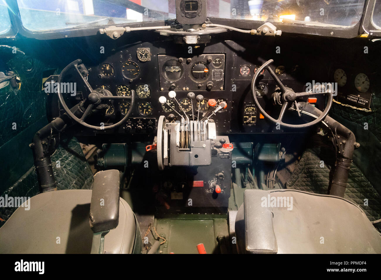 Cockpit eines französischen Sud Aviation Caravelle auf Anzeige an der Aviodrome Aviation Theme Park. Stockfoto