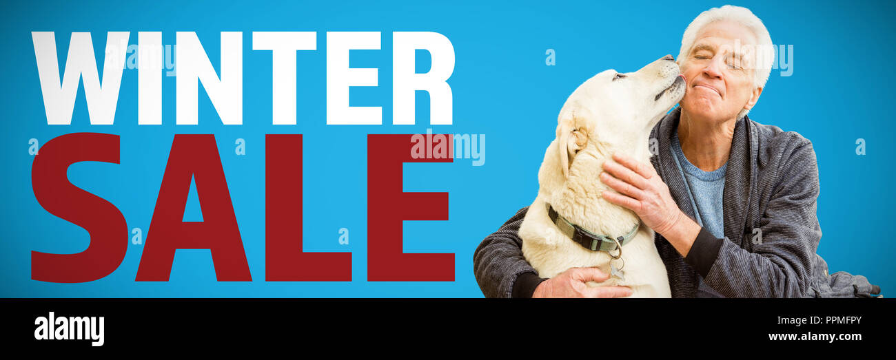 Das zusammengesetzte Bild der Mann spielt mit seinem Hund Stockfoto