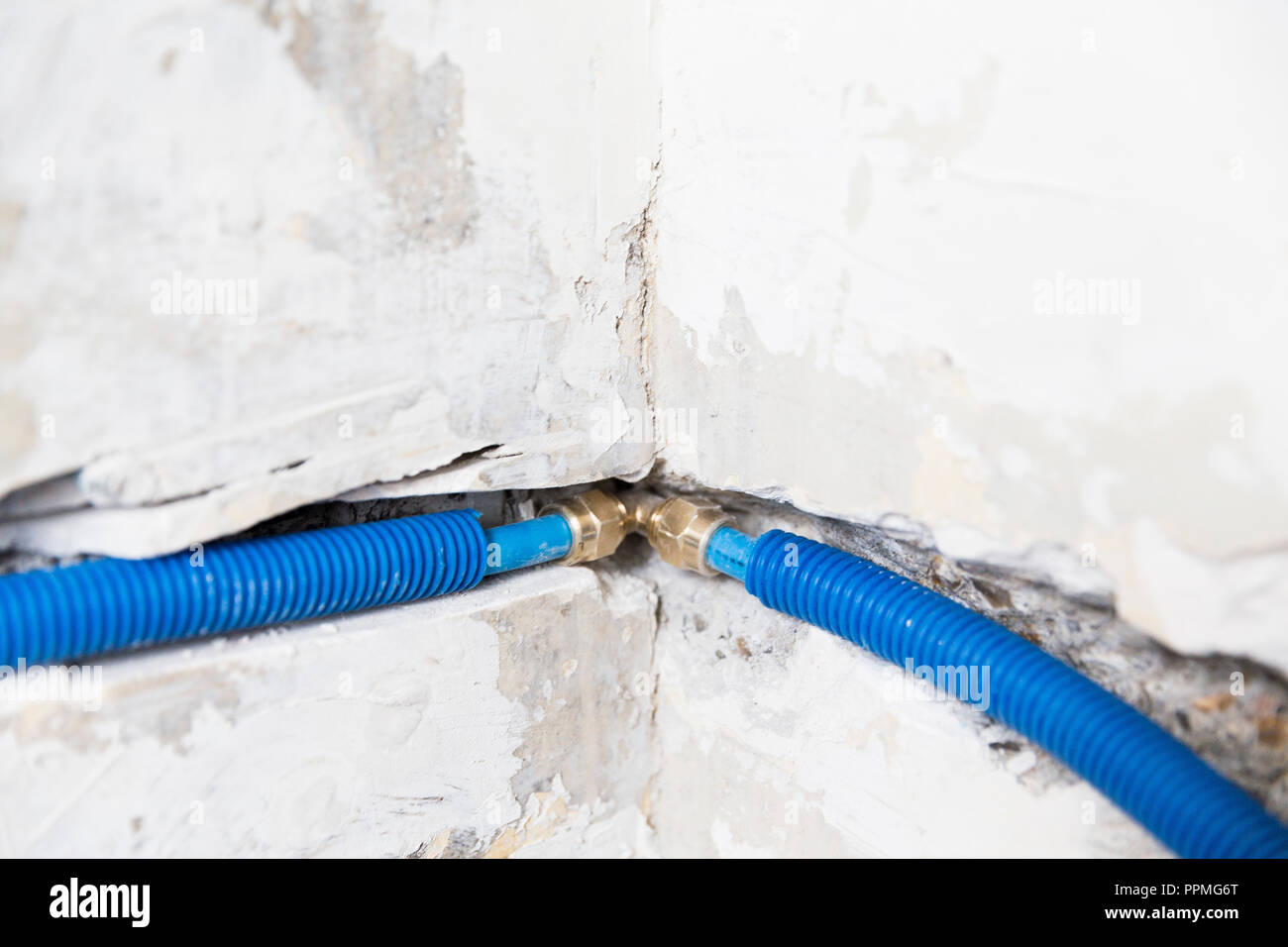 Wasserleitungen aus Polypropylen PEX in der Wand, Sanitär im Haus.  Installation von Abwasserleitungen in einem Badezimmer der Wohnung  Interieur während der Re Stockfotografie - Alamy