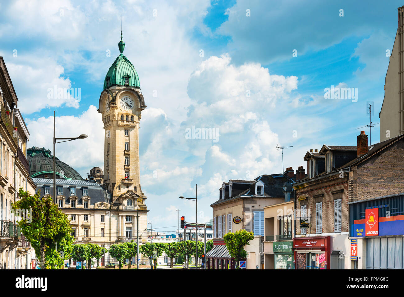 LIMOGES, Frankreich - 8. Mai 2018: Hauptbahnhof von Limoges in Limoges, Frankreich Kathedrale in Limoges, Frankreich Stockfoto