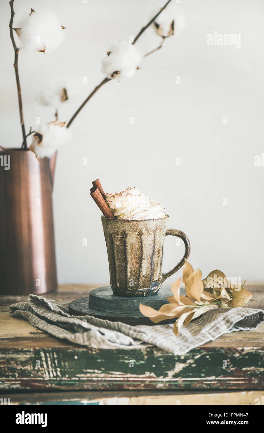 Heiße Schokolade oder Kaffee mit Schlagsahne und Zimt Stockfoto