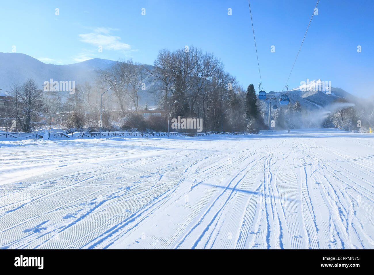 Ski Resort Panorama mit Skilift Kabine, Piste und Schnee Berge, Bulgarien Stockfoto