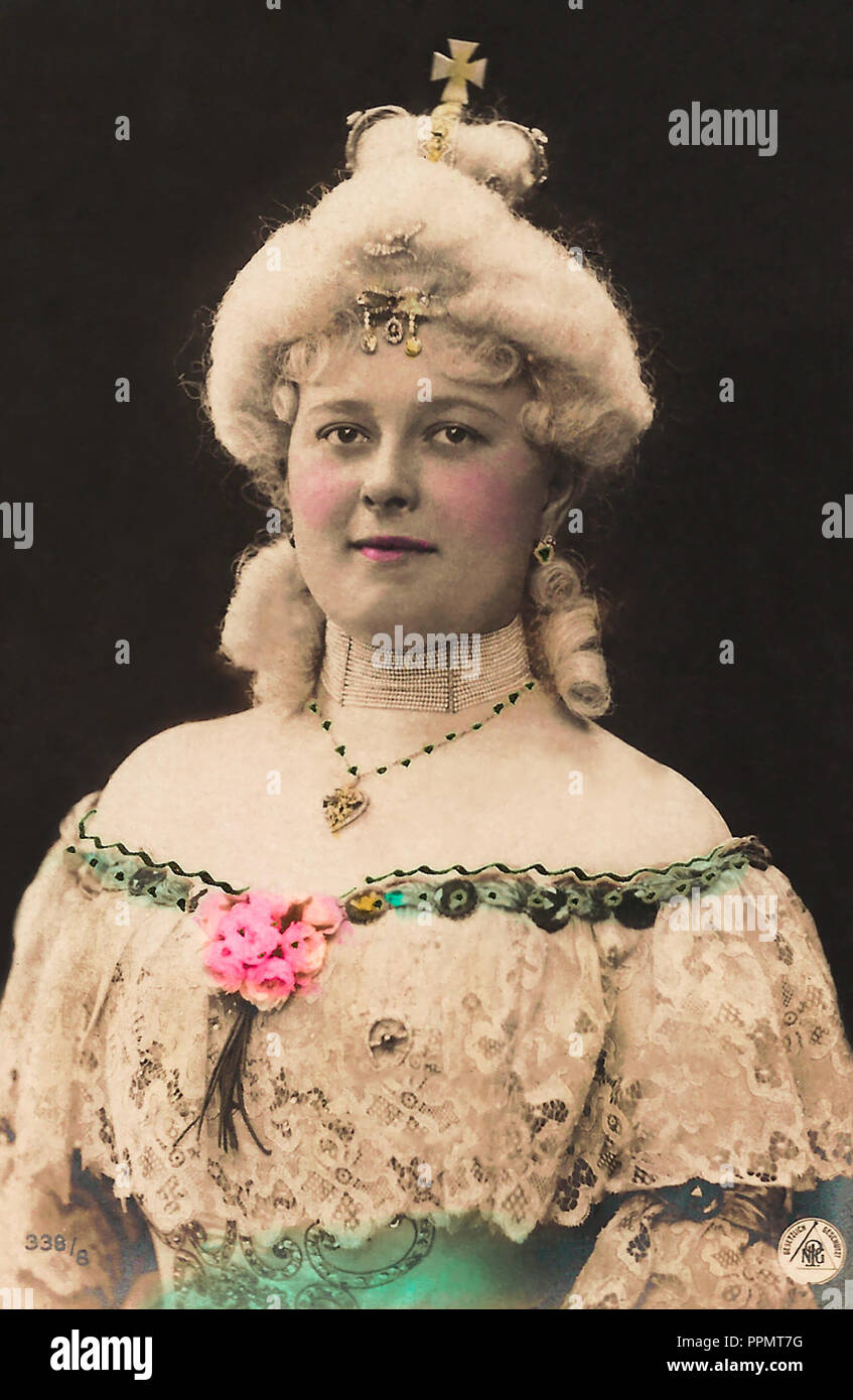 Vintage Frau in Marie Antoinette stil Kostüm, elegant mit Krone auf ihrer  Perücke gekleidet Stockfotografie - Alamy