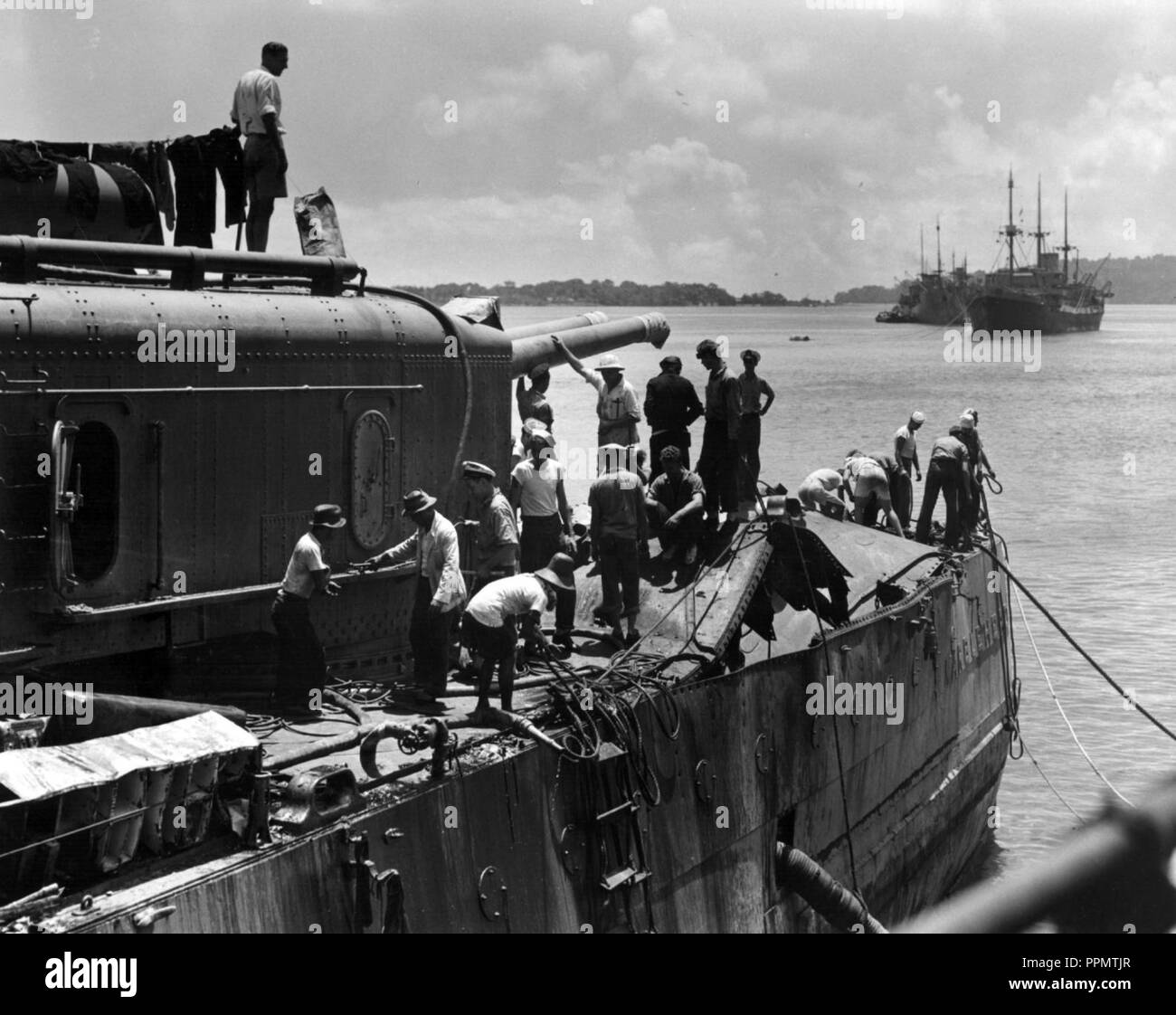 Bombenschäden zu USS Marblehead (CL-12) nach der Schlacht von Makassar Strait, Februar 1942 Stockfoto