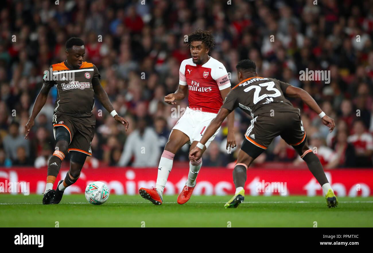 Die Brentford Mose Odubajo (links), von Arsenal Alex Iwobi (Mitte) und der brentford Julian Jeanvier Kampf um den Ball während der carabao Pokal, dritte Runde im Emirates Stadium, London. Stockfoto