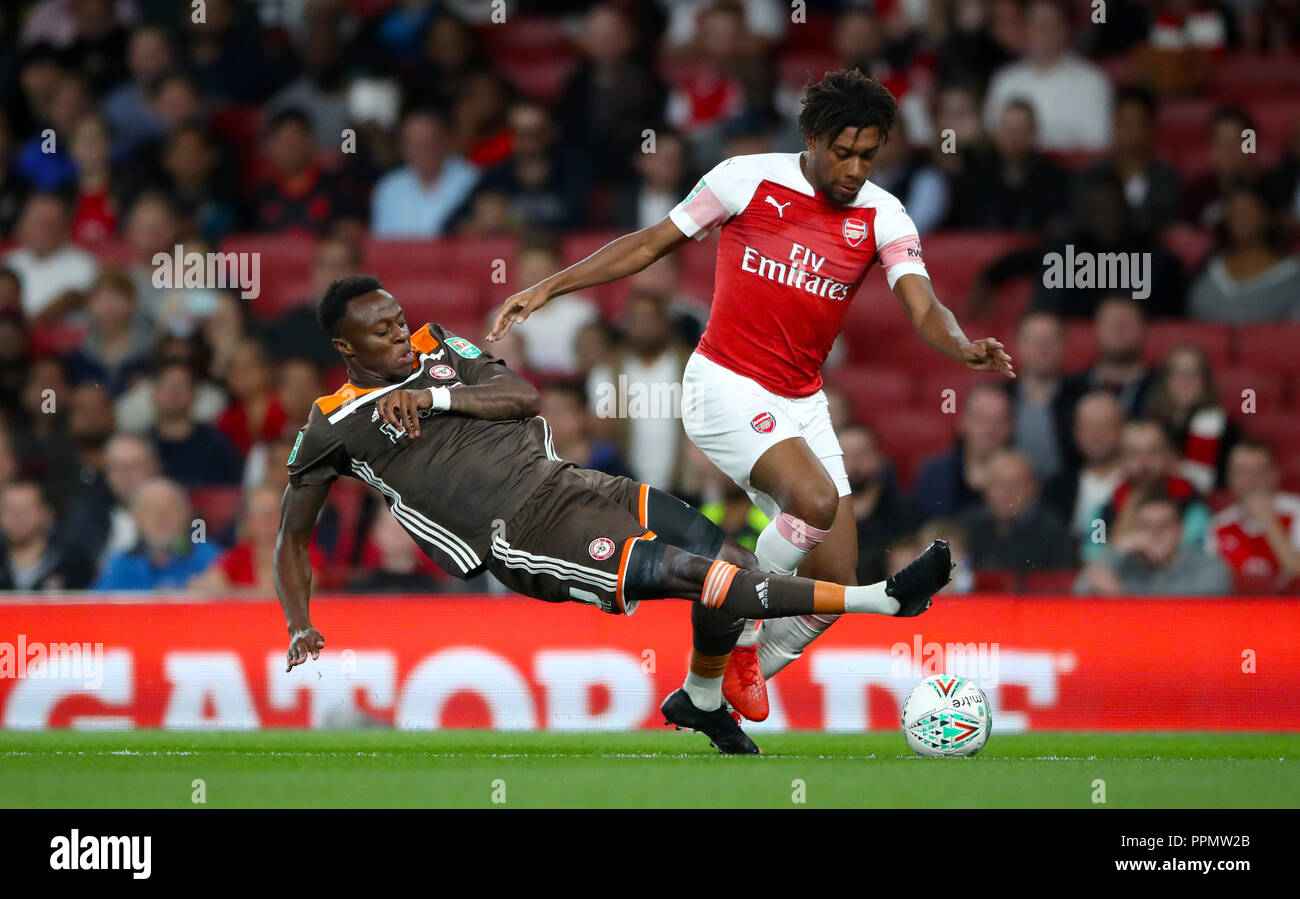 Die Brentford Mose Odubajo (links) und des Arsenal Alex Iwobi Kampf um den Ball während der carabao Pokal, dritte Runde im Emirates Stadium, London. Stockfoto