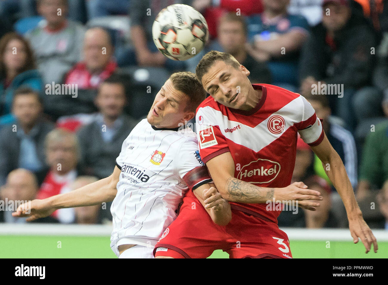 26. September 2018, Nordrhein-Westfalen, Düsseldorf: Fußball: Bundesliga, Fortuna Düsseldorf, Bayer Leverkusen, 5.Spieltag am 26.09.2018 in der Merkur Arena. Die Düsseldorfer Marcel Sobottka (R) und der Leverkusener Lars Bender kämpfen um den Ball. (EMBARGO BEDINGUNGEN - ACHTUNG: Der DFB verbietet die Nutzung und Veröffentlichung der sequenziellen Bilder auf das Internet und andere Onlinemedien während des Spiels (einschließlich der halben Zeit). Achtung: SPERRFRIST! Der DFB erlaubt die weitere Nutzung und Veröffentlichung der Bilder für mobile Dienste (insbesondere MMS) und für DVB-H und DMB nur afte Stockfoto