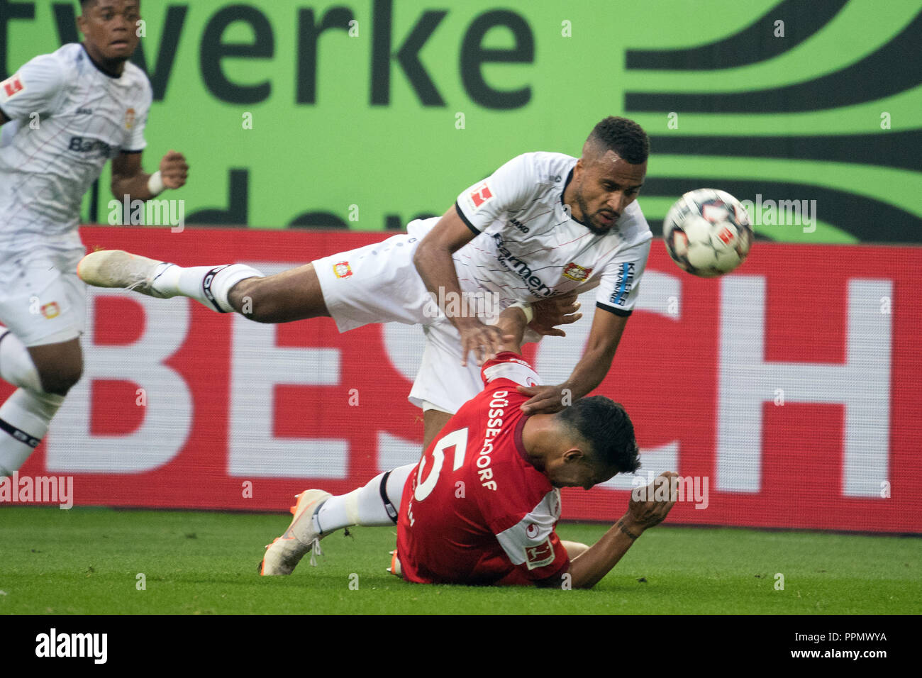 26. September 2018, Nordrhein-Westfalen, Düsseldorf: Fußball: Bundesliga, Fortuna Düsseldorf, Bayer Leverkusen, 5. Spieltag in der Merkur Arena. Die Düsseldorfer Kaan Ayhan (unten) und der Leverkusener Isaac Kiese Thelin kämpfen um den Ball. (EMBARGO BEDINGUNGEN - ACHTUNG: Der DFB verbietet die Nutzung und Veröffentlichung der sequenziellen Bilder auf das Internet und andere Onlinemedien während des Spiels (einschließlich der halben Zeit). Achtung: SPERRFRIST! Der DFB erlaubt die weitere Nutzung und Veröffentlichung der Bilder für mobile Dienste (insbesondere MMS) und nur nach der en DVB-H und DMB. Stockfoto
