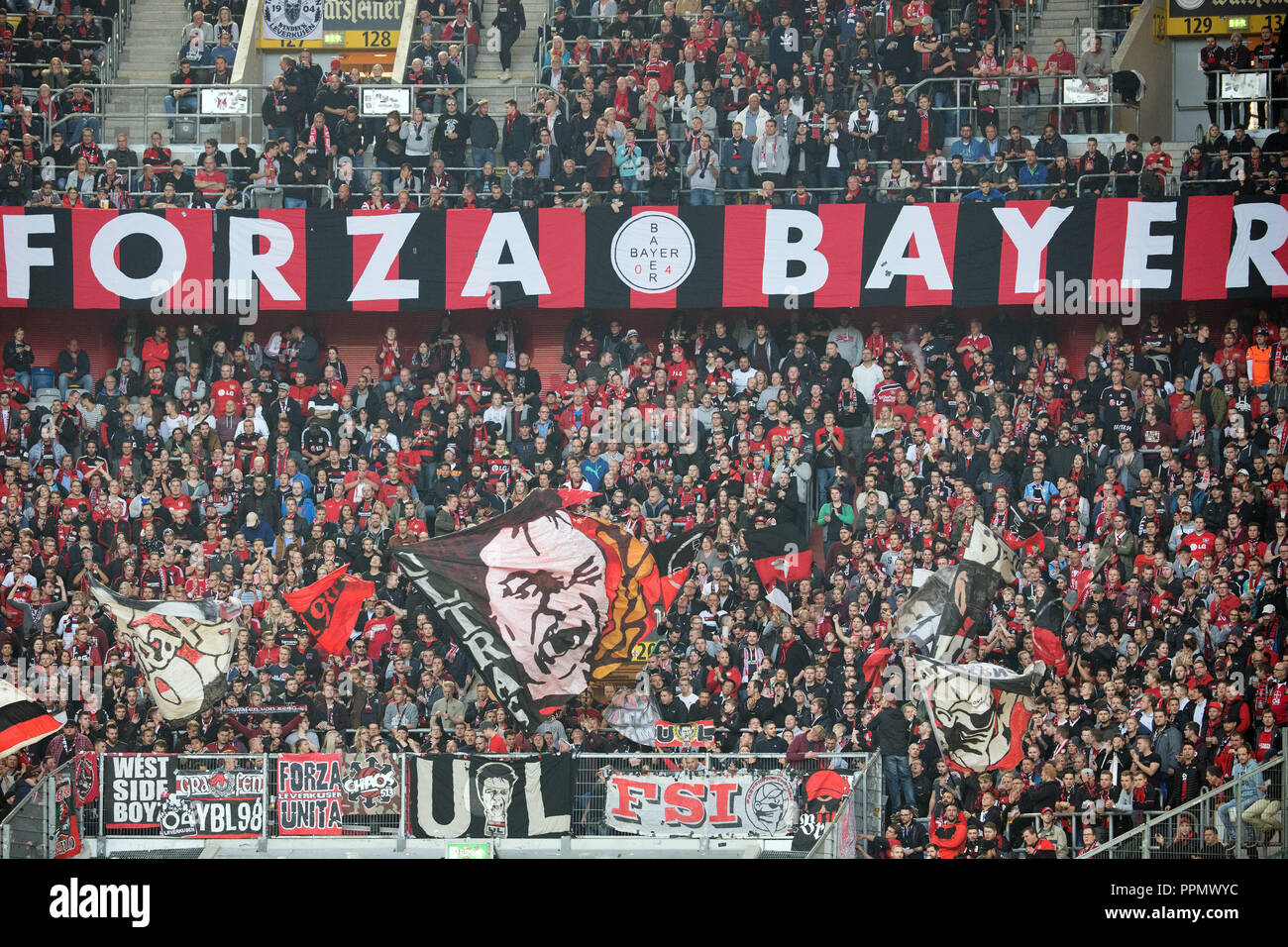 26. September 2018, Nordrhein-Westfalen, Düsseldorf: Fußball: Bundesliga, Fortuna Düsseldorf, Bayer Leverkusen, 5. Spieltag in der Merkur Arena. Fans sind, die das Spiel beobachten. (EMBARGO BEDINGUNGEN - ACHTUNG: Der DFB verbietet die Nutzung und Veröffentlichung der sequenziellen Bilder auf das Internet und andere Onlinemedien während des Spiels (einschließlich der halben Zeit). Achtung: SPERRFRIST! Der DFB erlaubt die weitere Nutzung und Veröffentlichung der Bilder für mobile Dienste (insbesondere MMS) und für die erst nach dem Ende des Matches DVB-H und DMB.) Foto: Federico Gambarini/dpa-WICHTIGER H Stockfoto
