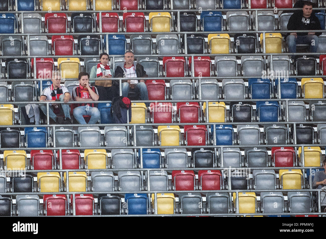 26. September 2018, Nordrhein-Westfalen, Düsseldorf: Fußball: Bundesliga, Fortuna Düsseldorf, Bayer Leverkusen, 5.Spieltag am 26.09.2018 in der Merkur Arena. Fans verfolgen das Spiel auf die fast leere Tribüne in diesem Bereich. (EMBARGO BEDINGUNGEN - ACHTUNG: Der DFB verbietet die Nutzung und Veröffentlichung der sequenziellen Bilder auf das Internet und andere Onlinemedien während des Spiels (einschließlich der halben Zeit). Achtung: SPERRFRIST! Der DFB erlaubt die weitere Nutzung und Veröffentlichung der Bilder für mobile Dienste (insbesondere MMS) und für die erst nach dem Ende des DVB-H und DMB. Stockfoto