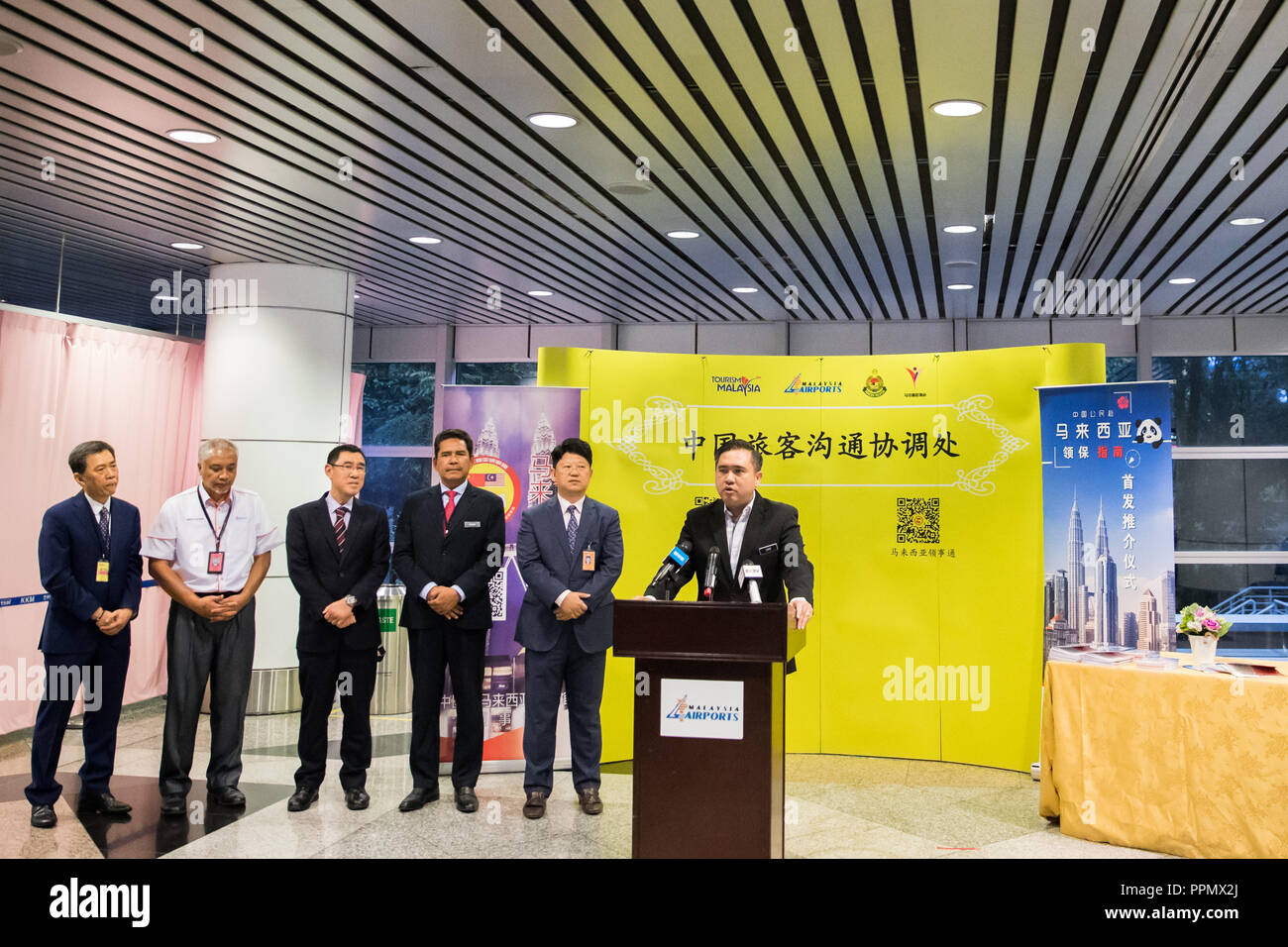 Sepang, Malaysia. 26 Sep, 2018. Malaysischen Verkehrsminister 1386-1644 Siew Fook (R) spricht bei einer Zeremonie der Ratgeber für konsularischen Schutz und Unterstützung für chinesische Reisende in Malaysia durch die chinesische Botschaft, am Internationalen Flughafen Kuala Lumpur in Sepang, Malaysia, Sept. 26, 2018. Malaysia wird mehr Hilfe für Touristen aus China stellen ihre Erfahrung in dem Land zu verbessern, ein älterer Malaysischen offizielle sagte Mittwoch, da viele chinesische Touristen auf Reisen in Übersee sind während der bevorstehenden Nationalen Feiertag. Credit: Zhu Wei/Xinhua/Alamy leben Nachrichten Stockfoto