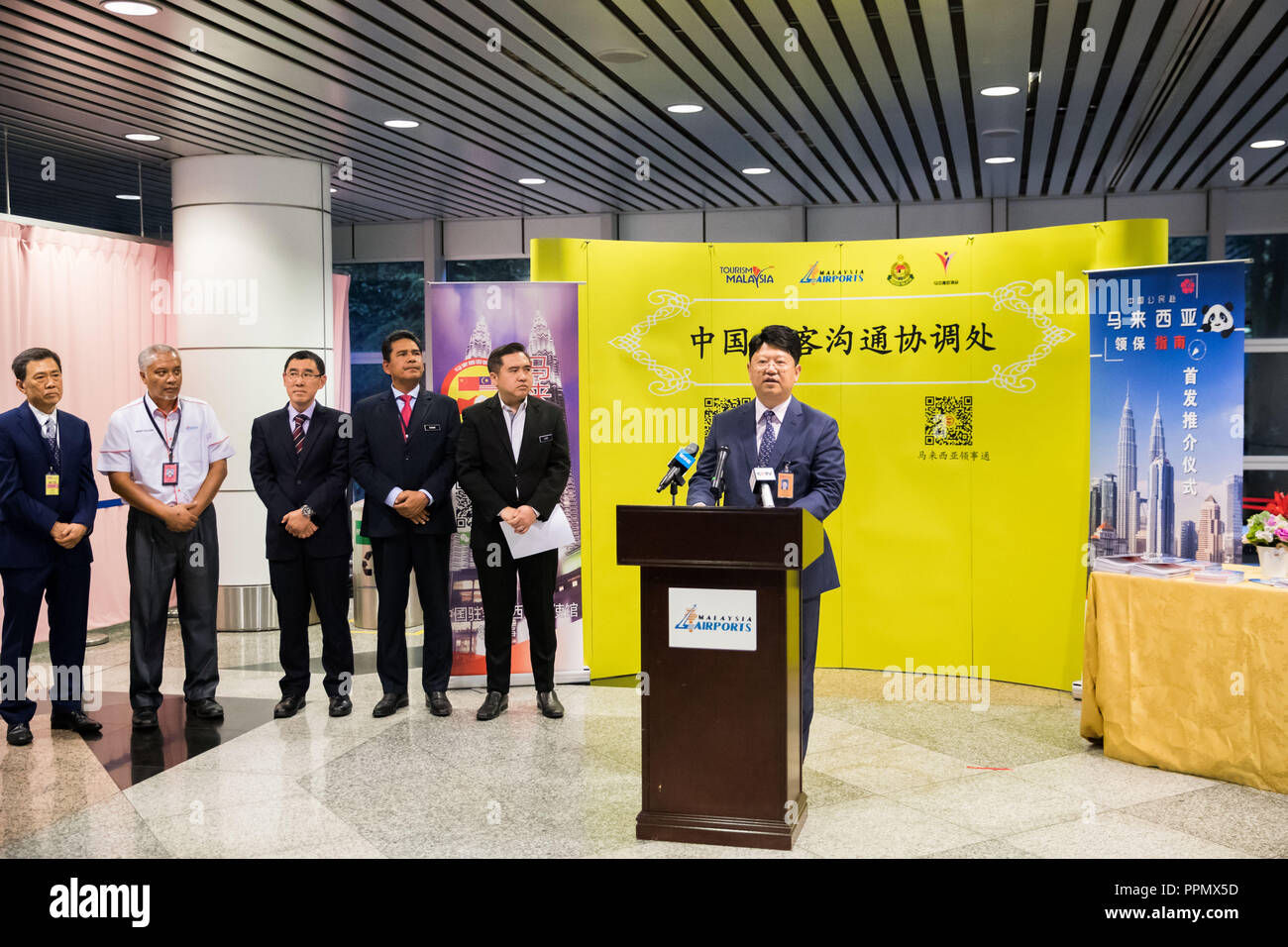 (180926) - SEPANG, Sept. 26, 2018 (Xinhua) - der chinesische Botschafter in Malaysia Bai Tian (R) spricht bei einer Zeremonie der Ratgeber für konsularischen Schutz und Unterstützung für chinesische Reisende in Malaysia durch die chinesische Botschaft, am Internationalen Flughafen Kuala Lumpur in Sepang, Malaysia, Sept. 26, 2018. Malaysia wird mehr Hilfe für Touristen aus China stellen ihre Erfahrung in dem Land zu verbessern, ein älterer Malaysischen offizielle sagte Mittwoch, da viele chinesische Touristen auf Reisen in Übersee sind während der bevorstehenden Nationalen Feiertag. (Xinhua / Zhu Wei) (WTC) Stockfoto