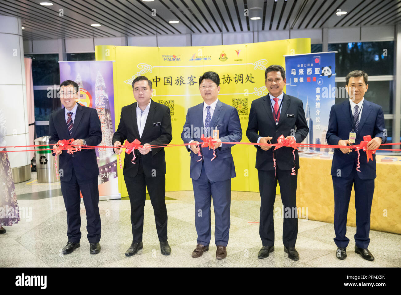 (180926) - SEPANG, Sept. 26, 2018 (Xinhua) - der chinesische Botschafter in Malaysia Bai Tian (C), malaysischen Verkehrsminister 1386-1644 Siew Fook (2. L) schneiden Sie das Band an den Start Zeremonie der Ratgeber für konsularischen Schutz und Unterstützung für chinesische Reisende in Malaysia durch die chinesische Botschaft, am Internationalen Flughafen Kuala Lumpur in Sepang, Malaysia, Sept. 26, 2018. Malaysia wird mehr Hilfe für Touristen aus China stellen ihre Erfahrung in dem Land zu verbessern, ein älterer Malaysischen offizielle sagte Mittwoch, da viele chinesische Touristen auf Reisen in Übersee sind während der bevorstehenden Natio Stockfoto