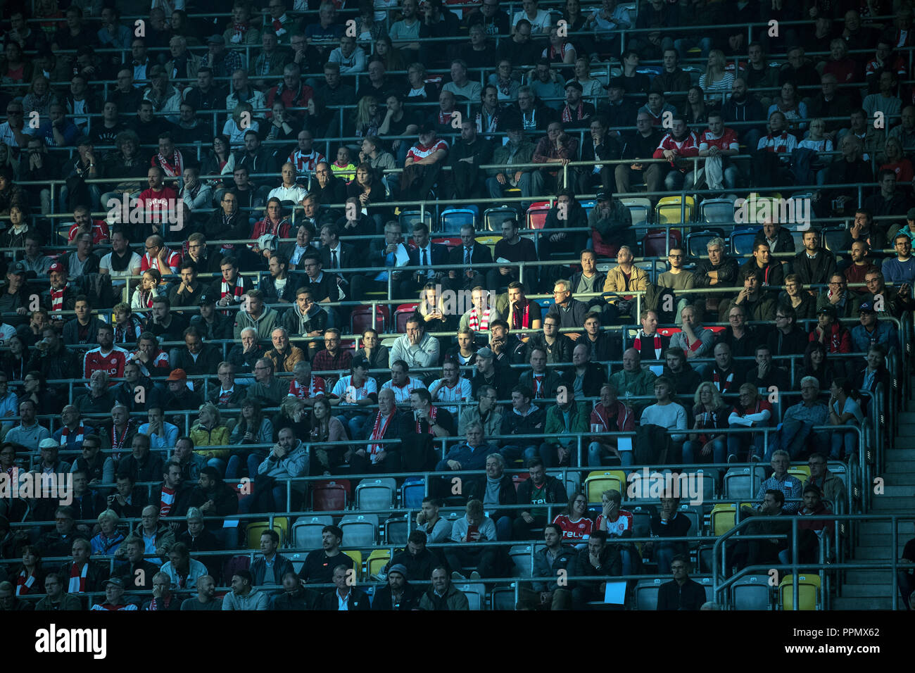 26. September 2018, Nordrhein-Westfalen, Düsseldorf: Fußball: Bundesliga, Fortuna Düsseldorf, Bayer Leverkusen, 5.Spieltag am 26.09.2018 in der Merkur Arena. Fans sind, die das Spiel beobachten. (EMBARGO BEDINGUNGEN - ACHTUNG: Der DFB verbietet die Nutzung und Veröffentlichung der sequenziellen Bilder auf das Internet und andere Onlinemedien während des Spiels (einschließlich der halben Zeit). Achtung: SPERRFRIST! Der DFB erlaubt die weitere Nutzung und Veröffentlichung der Bilder für mobile Dienste (insbesondere MMS) und für die erst nach dem Ende des Matches DVB-H und DMB.) Foto: Federico Gambarini/ Stockfoto