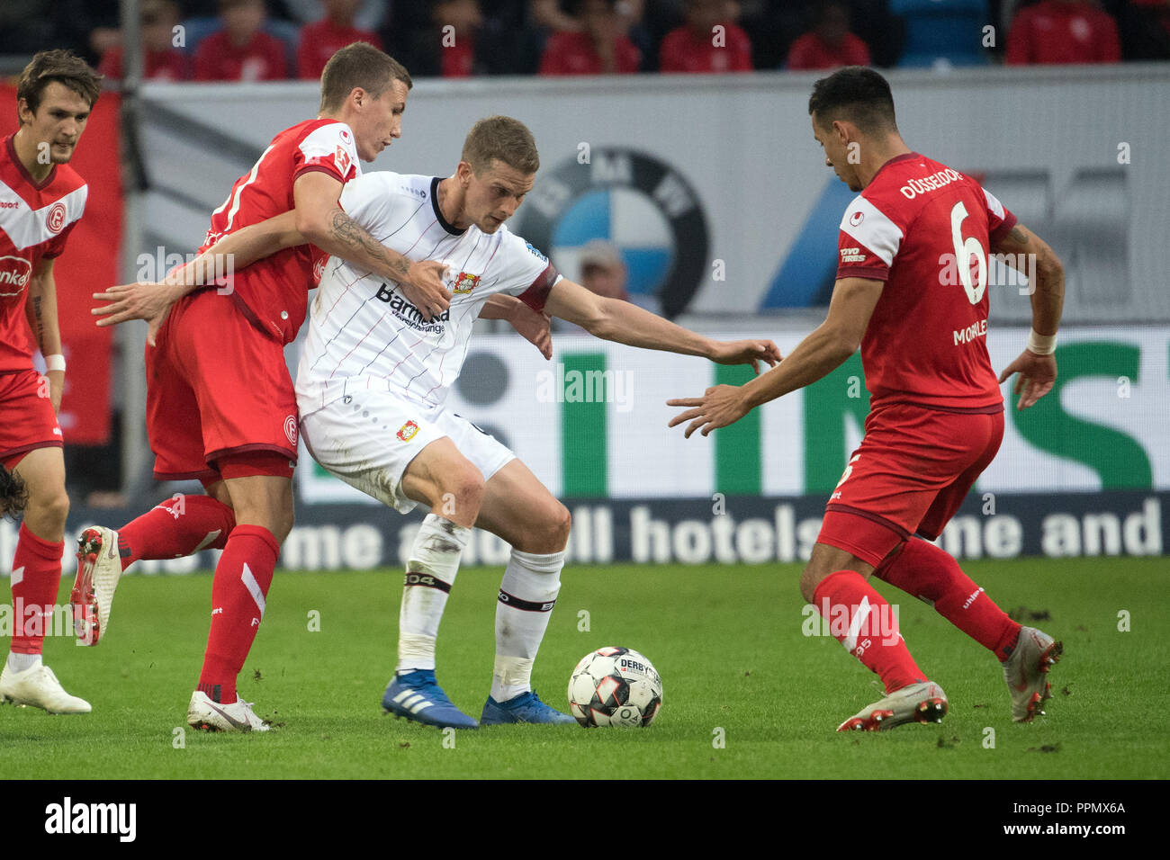26. September 2018, Nordrhein-Westfalen, Düsseldorf: Fußball: Bundesliga, Fortuna Düsseldorf, Bayer Leverkusen, 5. Spieltag in der Merkur Arena. Die Düsseldorfer Marcel Sobottka (l) und Lars Bender Leverkusen kämpfen um den Ball. (EMBARGO BEDINGUNGEN - ACHTUNG: Der DFB verbietet die Nutzung und Veröffentlichung der sequenziellen Bilder auf das Internet und andere Onlinemedien während des Spiels (einschließlich der halben Zeit). Achtung: SPERRFRIST! Der DFB erlaubt die weitere Nutzung und Veröffentlichung der Bilder für mobile Dienste (insbesondere MMS) und für die erst nach dem Ende o DVB-H und DMB. Stockfoto