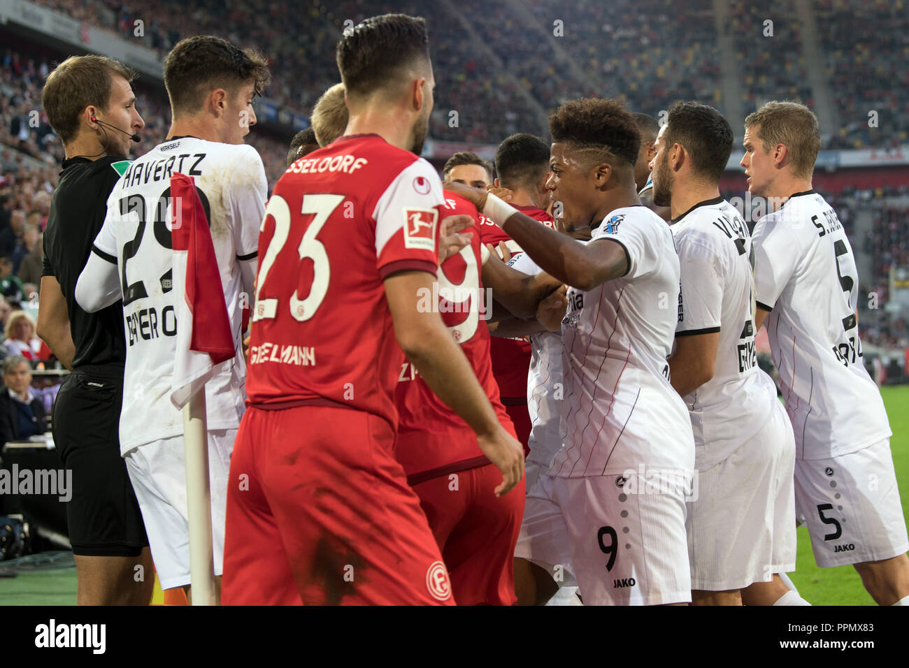 26. September 2018, Nordrhein-Westfalen, Düsseldorf: Fußball: Bundesliga, Fortuna Düsseldorf, Bayer Leverkusen, 5.Spieltag am 26.09.2018 in der Merkur Arena. Mainz (rotes Trikot) und der Leverkusener Spieler argumentieren. (EMBARGO BEDINGUNGEN - ACHTUNG: Der DFB verbietet die Nutzung und Veröffentlichung der sequenziellen Bilder auf das Internet und andere Onlinemedien während des Spiels (einschließlich der halben Zeit). Achtung: SPERRFRIST! Der DFB erlaubt die weitere Nutzung und Veröffentlichung der Bilder für mobile Dienste (insbesondere MMS) und für die erst nach dem Ende des Matches DVB-H und DMB). Stockfoto
