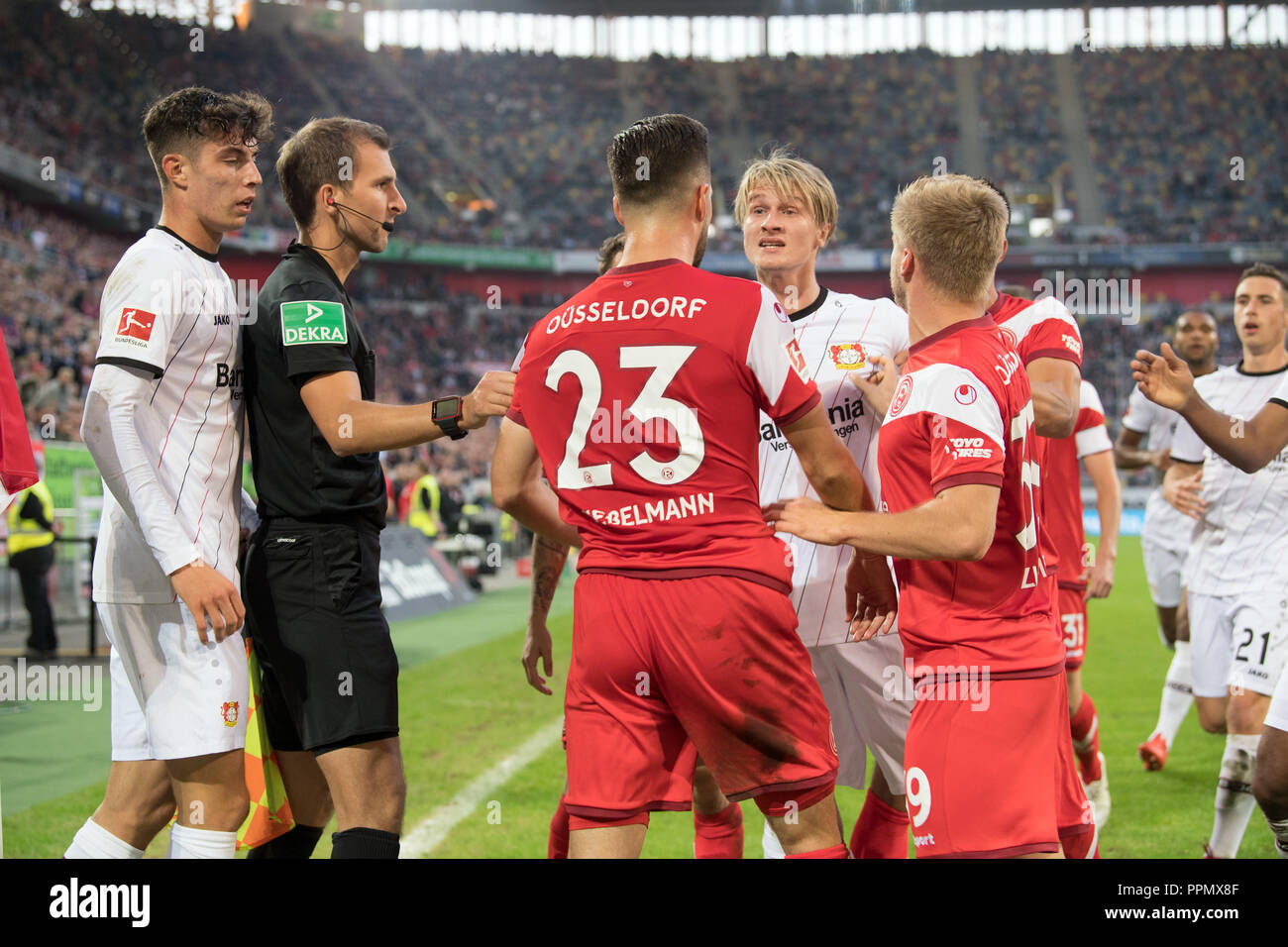 26. September 2018, Nordrhein-Westfalen, Düsseldorf: Fußball: Bundesliga, Fortuna Düsseldorf, Bayer Leverkusen, 5. Spieltag in der Merkur Arena. Die Düsseldorfer Niko Gießelmann (M) und der Leverkusener Zinn Jedvaj (3. von rechts), während des Spiels. (EMBARGO BEDINGUNGEN - ACHTUNG: Der DFB verbietet die Nutzung und Veröffentlichung der sequenziellen Bilder auf das Internet und andere Onlinemedien während des Spiels (einschließlich der halben Zeit). Achtung: SPERRFRIST! Der DFB erlaubt die weitere Nutzung und Veröffentlichung der Bilder für mobile Dienste (insbesondere MMS) und nur für DVB-H und DMB. Stockfoto
