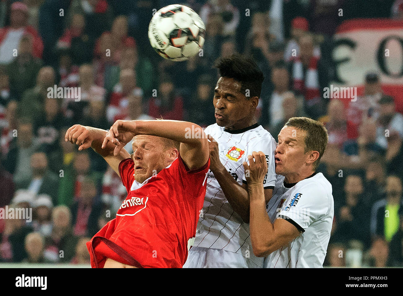 26. September 2018, Nordrhein-Westfalen, Düsseldorf: Fußball: Bundesliga, Fortuna Düsseldorf, Bayer Leverkusen, 5.Spieltag am 26.09.2018 in der Merkur Arena. Die Düsseldorfer Rouwen Hennings (L) und Leverkusens Wendell (C) und Lars Bender kämpfen um den Ball. (EMBARGO BEDINGUNGEN - ACHTUNG: Der DFB verbietet die Nutzung und Veröffentlichung der sequenziellen Bilder auf das Internet und andere Onlinemedien während des Spiels (einschließlich der halben Zeit). Achtung: SPERRFRIST! Der DFB erlaubt die weitere Nutzung und Veröffentlichung der Bilder für mobile Dienste (insbesondere MMS) und für DVB-H ein Stockfoto