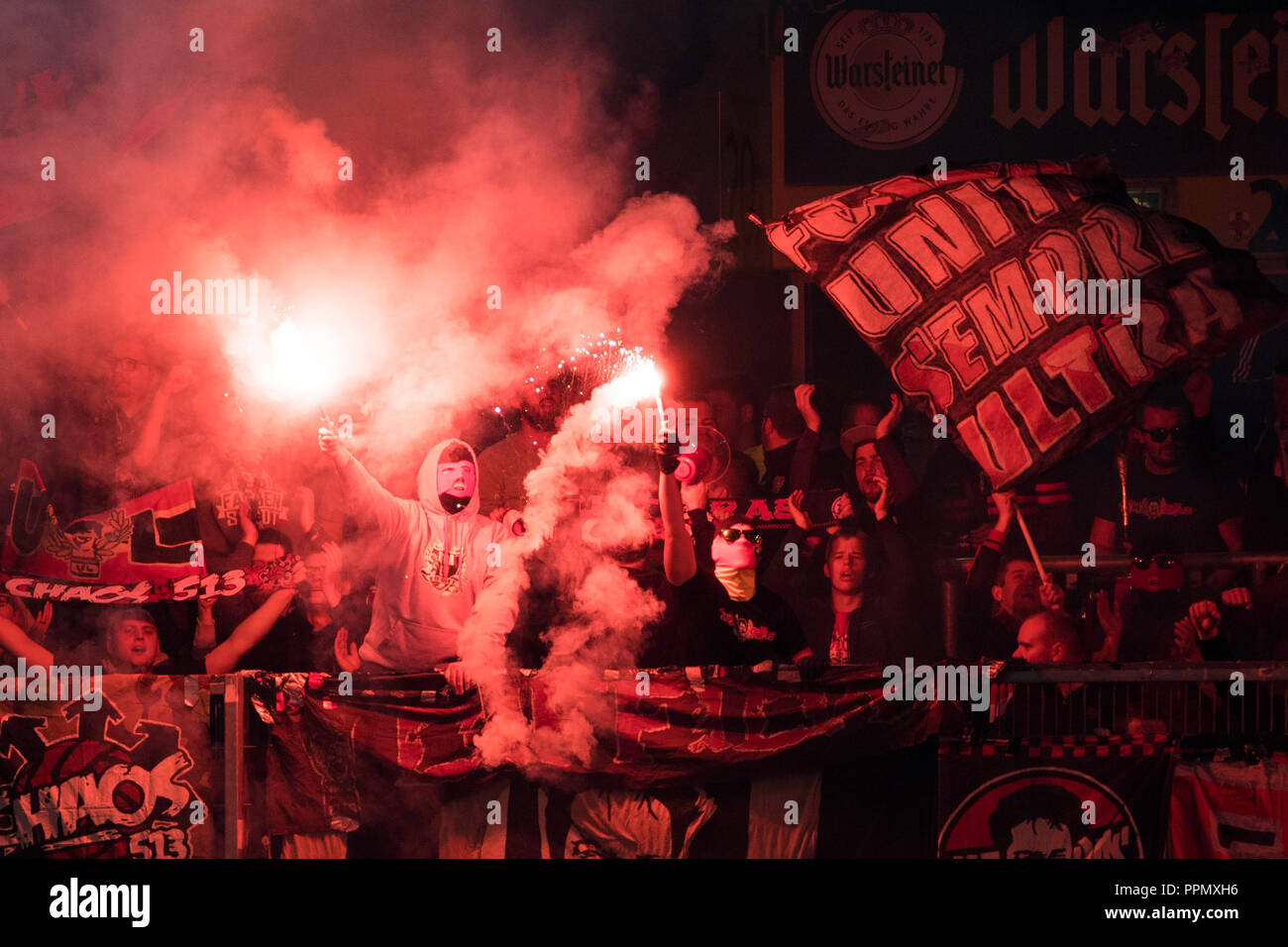 26. September 2018, Nordrhein-Westfalen, Düsseldorf: Fußball: Bundesliga, Fortuna Düsseldorf, Bayer Leverkusen, 5. Spieltag in der Merkur Arena. Der Leverkusener Fans Burn Down Pyrotechnik in den Ständen. (EMBARGO BEDINGUNGEN - ACHTUNG: Der DFB verbietet die Nutzung und Veröffentlichung der sequenziellen Bilder auf das Internet und andere Onlinemedien während des Spiels (einschließlich der halben Zeit). Achtung: SPERRFRIST! Der DFB erlaubt die weitere Nutzung und Veröffentlichung der Bilder für mobile Dienste (insbesondere MMS) und für die erst nach dem Ende des Matches DVB-H und DMB.) Foto: Federico Stockfoto