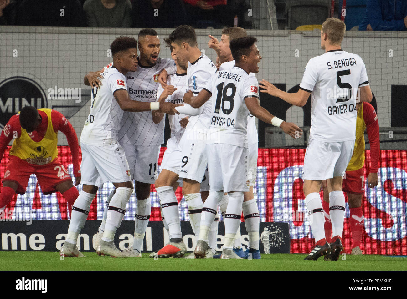 26. September 2018, Nordrhein-Westfalen, Düsseldorf: Fußball: Bundesliga, Fortuna Düsseldorf, Bayer Leverkusen, 5.Spieltag am 26.09.2018 in der Merkur Arena. Der Leverkusener Spieler feiern mit 1:0. (EMBARGO BEDINGUNGEN - ACHTUNG: Der DFB verbietet die Nutzung und Veröffentlichung der sequenziellen Bilder auf das Internet und andere Onlinemedien während des Spiels (einschließlich der halben Zeit). Achtung: SPERRFRIST! Der DFB erlaubt die weitere Nutzung und Veröffentlichung der Bilder für mobile Dienste (insbesondere MMS) und für die erst nach dem Ende des Matches DVB-H und DMB.) Foto: Federico Gam Stockfoto