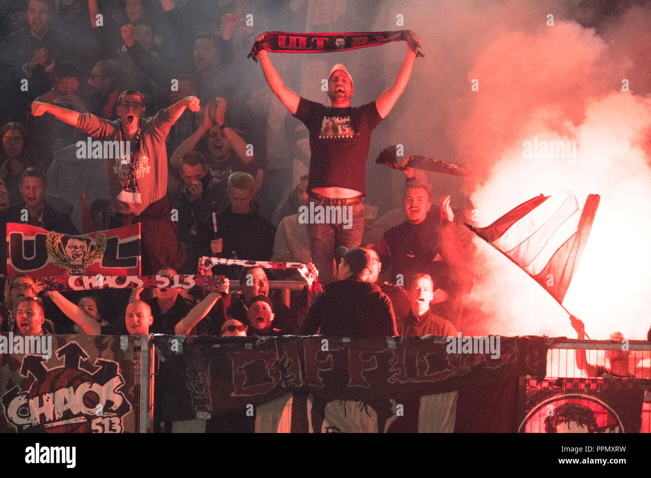 26. September 2018, Nordrhein-Westfalen, Düsseldorf: Fußball: Bundesliga, Fortuna Düsseldorf, Bayer Leverkusen, 5. Spieltag in der Merkur Arena. Der Leverkusener Fans Burn Down Pyrotechnik in den Ständen. (EMBARGO BEDINGUNGEN - ACHTUNG: Der DFB verbietet die Nutzung und Veröffentlichung der sequenziellen Bilder auf das Internet und andere Onlinemedien während des Spiels (einschließlich der halben Zeit). Achtung: SPERRFRIST! Der DFB erlaubt die weitere Nutzung und Veröffentlichung der Bilder für mobile Dienste (insbesondere MMS) und für die erst nach dem Ende des Matches DVB-H und DMB.) Foto: Federico Stockfoto