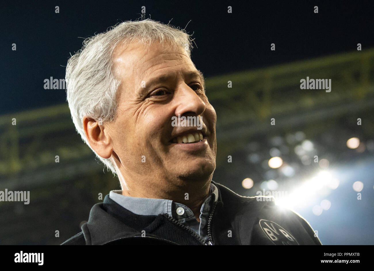 26. September 2018, Nordrhein-Westfalen, Dortmund: Fußball: Bundesliga, Borussia Dortmund - 1.FC Nürnberg, 5.Spieltag am Signal Iduna Park: Dortmund Trainer Lucien Favre vor dem Spiel. (EMBARGO BEDINGUNGEN - ACHTUNG: Der DFB verbietet die Nutzung und Veröffentlichung der sequenziellen Bilder auf das Internet und andere Onlinemedien während des Spiels (einschließlich der halben Zeit). Achtung: SPERRFRIST! Der DFB erlaubt die weitere Nutzung und Veröffentlichung der Bilder für mobile Dienste (insbesondere MMS) und für die erst nach dem Ende des Matches DVB-H und DMB.) Foto: Bernd Thissen/dpa- Stockfoto