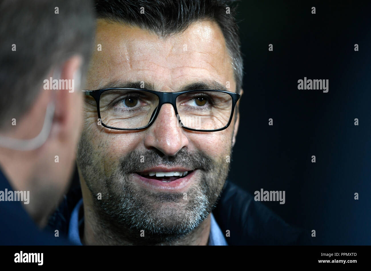 26. September 2018, Nordrhein-Westfalen, Dortmund: Fußball: Bundesliga, Borussia Dortmund - 1.FC Nürnberg, 5.Spieltag am Signal Iduna Park. Trainer Michael Köllner aus Nürnberg gibt ein Interview vor dem Spiel. (EMBARGO BEDINGUNGEN - ACHTUNG: Der DFB verbietet die Nutzung und Veröffentlichung der sequenziellen Bilder auf das Internet und andere Onlinemedien während des Spiels (einschließlich der halben Zeit). Achtung: SPERRFRIST! Der DFB erlaubt die weitere Nutzung und Veröffentlichung der Bilder für mobile Dienste (insbesondere MMS) und für die erst nach dem Ende des Matches DVB-H und DMB. Stockfoto