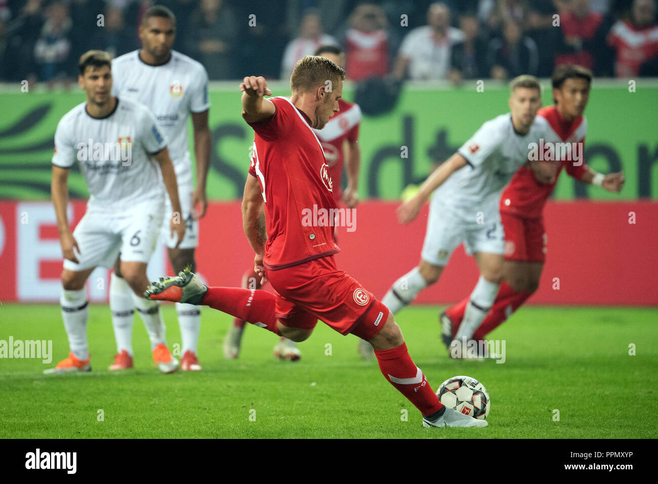 26. September 2018, Nordrhein-Westfalen, Düsseldorf: Fußball: Bundesliga, Fortuna Düsseldorf, Bayer Leverkusen, 5.Spieltag am 26.09.2018 in der Merkur Arena. Die Düsseldorfer Rouwen Hennings Kerben das 1:2 mit einem Elfmeter. (EMBARGO BEDINGUNGEN - ACHTUNG: Der DFB verbietet die Nutzung und Veröffentlichung der sequenziellen Bilder auf das Internet und andere Onlinemedien während des Spiels (einschließlich der halben Zeit). Achtung: SPERRFRIST! Der DFB erlaubt die weitere Nutzung und Veröffentlichung der Bilder für mobile Dienste (insbesondere MMS) und für DVB-H und DMB erst nach Ende der Th Stockfoto