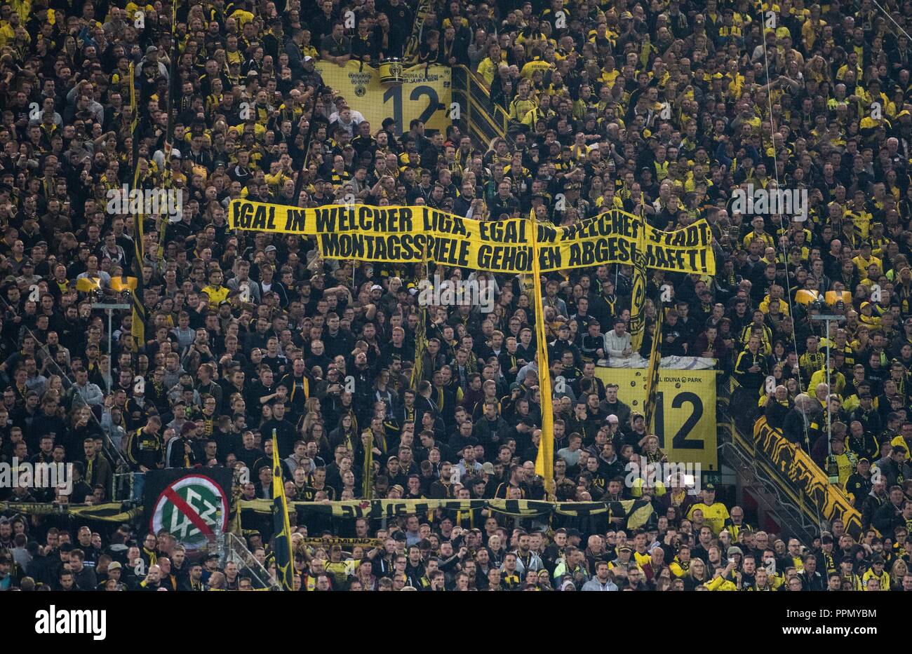 26. September 2018, Nordrhein-Westfalen, Dortmund: Fußball: Bundesliga, Borussia Dortmund - 1.FC Nürnberg, 5. Spieltag in Signal Iduna Park: Dortmunder Fans zeigen ein Banner mit der Aufschrift "Egal in welcher Liga, egal in welcher Stadt, Montag spiele abgeschafft werden sollte. (EMBARGO BEDINGUNGEN - ACHTUNG: Der DFB verbietet die Nutzung und Veröffentlichung der sequenziellen Bilder auf das Internet und andere Onlinemedien während des Spiels (einschließlich der halben Zeit). Achtung: SPERRFRIST! Der DFB erlaubt die weitere Nutzung und Veröffentlichung der Bilder für mobile Dienste (BWS Stockfoto