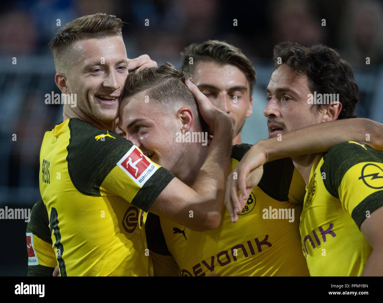 26. September 2018, Nordrhein-Westfalen, Dortmund: Fußball: Bundesliga, Borussia Dortmund - 1.FC Nürnberg, 5.Spieltag am Signal Iduna Park: Dortmunder Jakob Bruun Larsen (M) jubelt mit Marco Reus (l), Maximilian Philipp und Thomas Delaney (r) über das 1:0. (EMBARGO BEDINGUNGEN - ACHTUNG: Der DFB verbietet die Nutzung und Veröffentlichung der sequenziellen Bilder auf das Internet und andere Onlinemedien während des Spiels (einschließlich der halben Zeit). Achtung: SPERRFRIST! Der DFB erlaubt die weitere Nutzung und Veröffentlichung der Bilder für mobile Dienste (insbesondere MMS) und für D Stockfoto