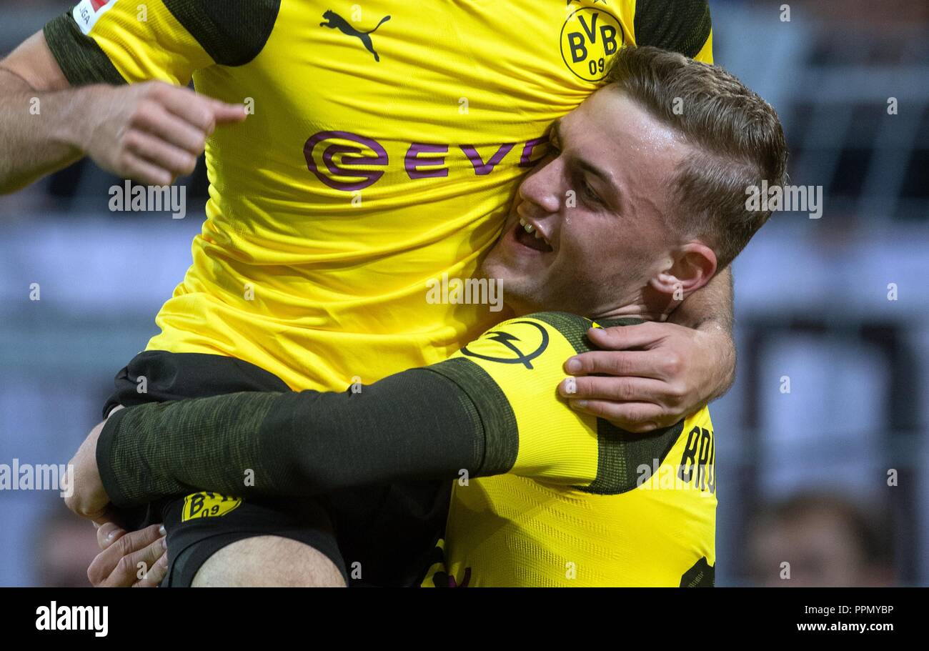 26. September 2018, Nordrhein-Westfalen, Dortmund: Fußball: Bundesliga, Borussia Dortmund - 1.FC Nürnberg, 5.Spieltag am Signal Iduna Park: Dortmunder Jakob Bruun Larsen cheers mit Christian Pulisic über das 1:0. (EMBARGO BEDINGUNGEN - ACHTUNG: Der DFB verbietet die Nutzung und Veröffentlichung der sequenziellen Bilder auf das Internet und andere Onlinemedien während des Spiels (einschließlich der halben Zeit). Achtung: SPERRFRIST! Der DFB erlaubt die weitere Nutzung und Veröffentlichung der Bilder für mobile Dienste (insbesondere MMS) und für die erst nach dem Ende des Matches DVB-H und DMB. Stockfoto