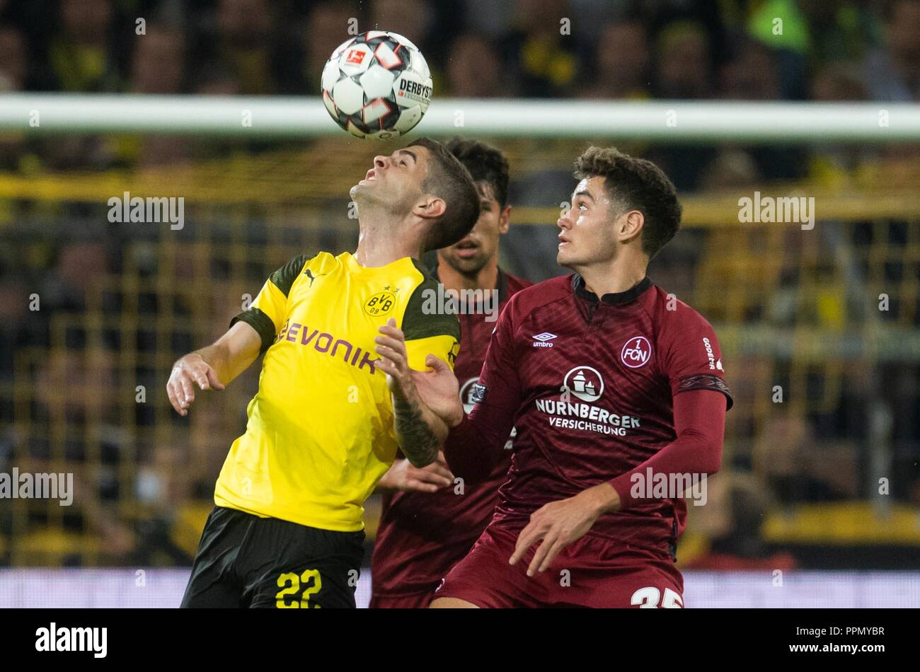 26. September 2018, Nordrhein-Westfalen, Dortmund: Fußball: Bundesliga, Borussia Dortmund - 1.FC Nürnberg, 5. Spieltag in Signal Iduna Park: Dortmunder Christian Pulisic (L) und Alexander Fuchs Nürnberg versuchen, die Kugel zu erhalten. (EMBARGO BEDINGUNGEN - ACHTUNG: Der DFB verbietet die Nutzung und Veröffentlichung der sequenziellen Bilder auf das Internet und andere Onlinemedien während des Spiels (einschließlich der halben Zeit). Achtung: SPERRFRIST! Der DFB erlaubt die weitere Nutzung und Veröffentlichung der Bilder für mobile Dienste (insbesondere MMS) und nur nach DVB-H und DMB. Stockfoto