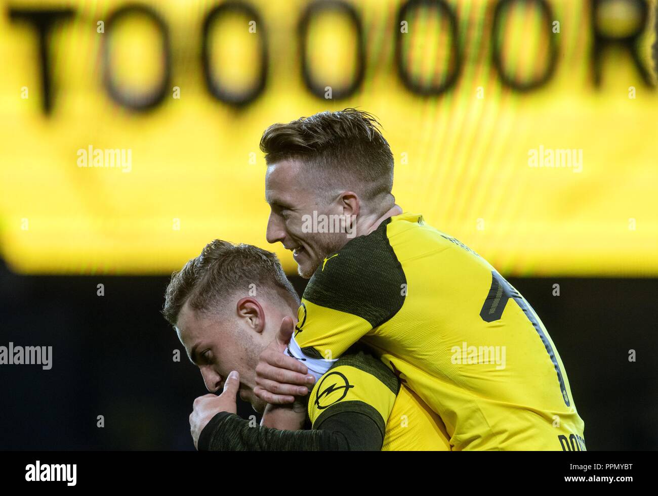 26. September 2018, Nordrhein-Westfalen, Dortmund: Fußball: Bundesliga, Borussia Dortmund - 1.FC Nürnberg, 5.Spieltag am Signal Iduna Park: Dortmunder Jakob Bruun Larsen (unten) und Marco Reus jubeln für den 1-0 Sieg. (EMBARGO BEDINGUNGEN - ACHTUNG: Der DFB verbietet die Nutzung und Veröffentlichung der sequenziellen Bilder auf das Internet und andere Onlinemedien während des Spiels (einschließlich der halben Zeit). Achtung: SPERRFRIST! Der DFB erlaubt die weitere Nutzung und Veröffentlichung der Bilder für mobile Dienste (insbesondere MMS) und für die erst nach dem Ende des DVB-H und DMB. Stockfoto