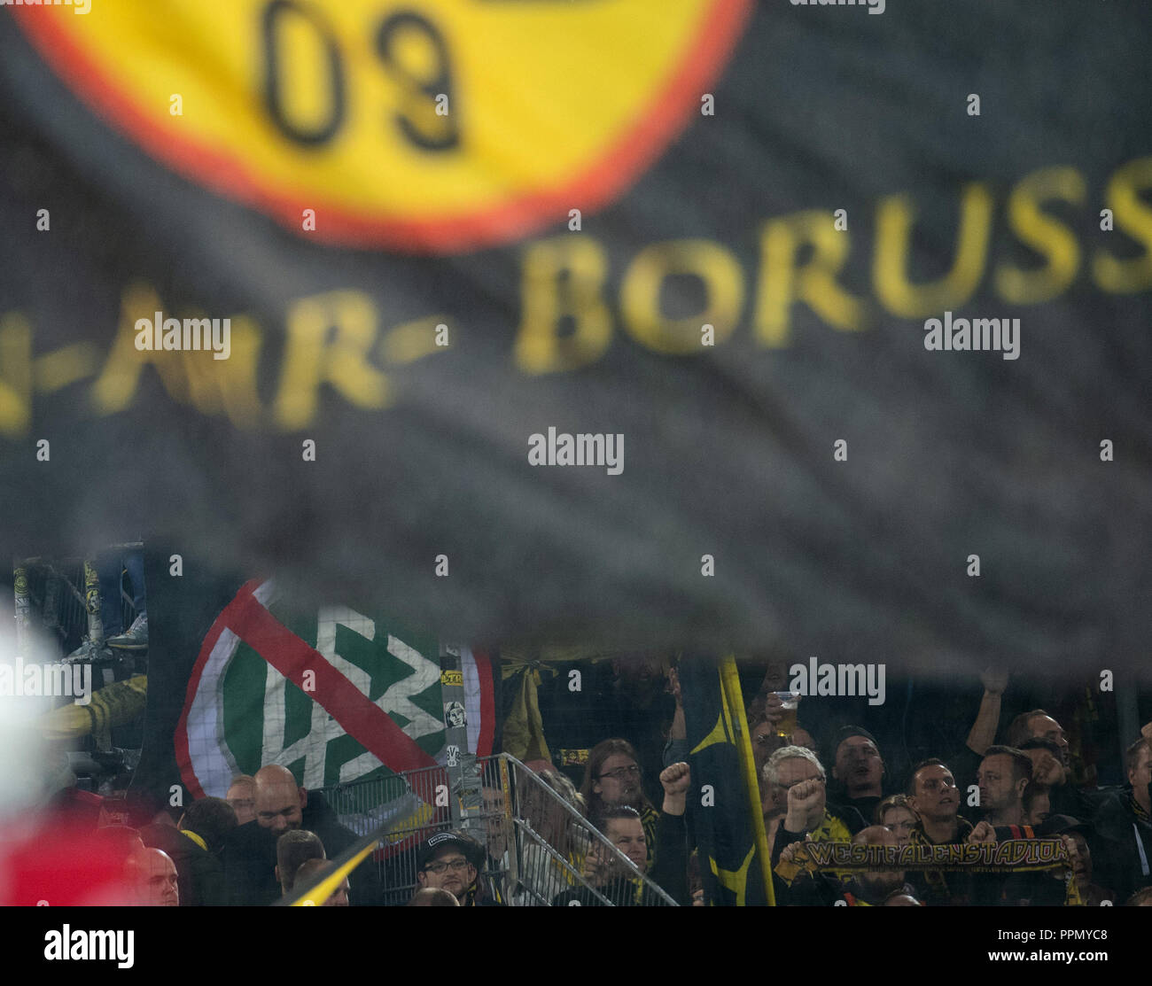 26. September 2018, Nordrhein-Westfalen, Dortmund: Fußball: Bundesliga, Borussia Dortmund - 1.FC Nürnberg, 5.Spieltag am Signal Iduna Park: Dortmunder Fans zeigen eine Fahne mit einem Durchgestrichenen DFB-Logo. Die Fans gehen mit ihren Protesten wieder auf Konfrontation zu DFB und DFL. (EMBARGO BEDINGUNGEN - ACHTUNG: Der DFB verbietet die Nutzung und Veröffentlichung der sequenziellen Bilder auf das Internet und andere Onlinemedien während des Spiels (einschließlich der halben Zeit). Achtung: SPERRFRIST! Der DFB erlaubt die weitere Nutzung und Veröffentlichung der Bilder für mobile Dienste (insbesondere MM Stockfoto