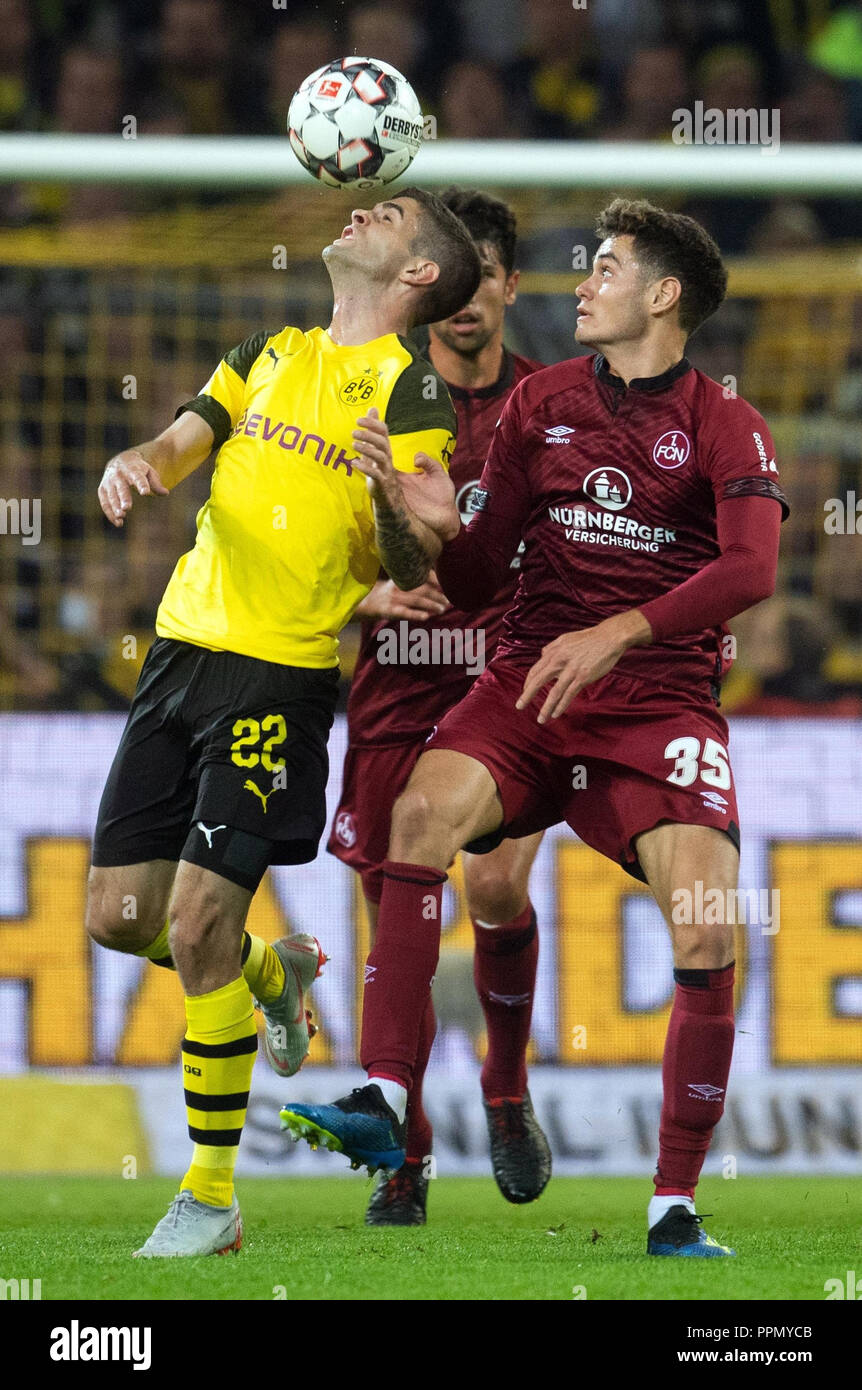 26. September 2018, Nordrhein-Westfalen, Dortmund: Fußball: Bundesliga, Borussia Dortmund - 1.FC Nürnberg, 5. Spieltag in Signal Iduna Park: Dortmunder Christian Pulisic (L) und Alexander Fuchs Nürnberg versuchen, die Kugel zu erhalten. (EMBARGO BEDINGUNGEN - ACHTUNG: Der DFB verbietet die Nutzung und Veröffentlichung der sequenziellen Bilder auf das Internet und andere Onlinemedien während des Spiels (einschließlich der halben Zeit). Achtung: SPERRFRIST! Der DFB erlaubt die weitere Nutzung und Veröffentlichung der Bilder für mobile Dienste (insbesondere MMS) und nur nach DVB-H und DMB. Stockfoto