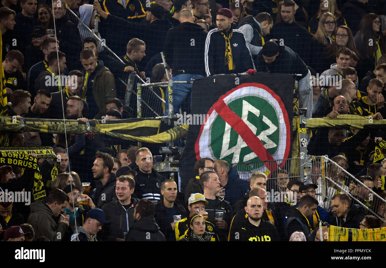 26. September 2018, Nordrhein-Westfalen, Dortmund: Fußball: Bundesliga, Borussia Dortmund - 1.FC Nürnberg, 5.Spieltag am Signal Iduna Park. Fans von Dortmund Protest gegen die DFB-Auswahl. Die Fans gehen mit ihren Protesten wieder auf Konfrontation zu DFB und DFL. (EMBARGO BEDINGUNGEN - ACHTUNG: Der DFB verbietet die Nutzung und Veröffentlichung der sequenziellen Bilder auf das Internet und andere Onlinemedien während des Spiels (einschließlich der halben Zeit). Achtung: SPERRFRIST! Der DFB erlaubt die weitere Nutzung und Veröffentlichung der Bilder für mobile Dienste (insbesondere MMS) und für DVB Stockfoto