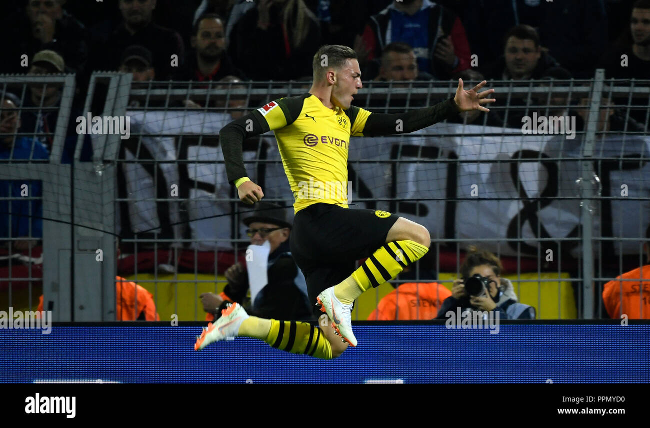 26. September 2018, Nordrhein-Westfalen, Dortmund: Fußball: Bundesliga, Borussia Dortmund - 1.FC Nürnberg, 5.Spieltag am Signal Iduna Park. Jakob Bruun Larsen von Dortmund cheers 1-0 Sieg gegen Nürnberg. (EMBARGO BEDINGUNGEN - ACHTUNG: Der DFB verbietet die Nutzung und Veröffentlichung der sequenziellen Bilder auf das Internet und andere Onlinemedien während des Spiels (einschließlich der halben Zeit). Achtung: SPERRFRIST! Der DFB erlaubt die weitere Nutzung und Veröffentlichung der Bilder für mobile Dienste (insbesondere MMS) und für die erst nach dem Ende des Matches DVB-H und DMB. Stockfoto