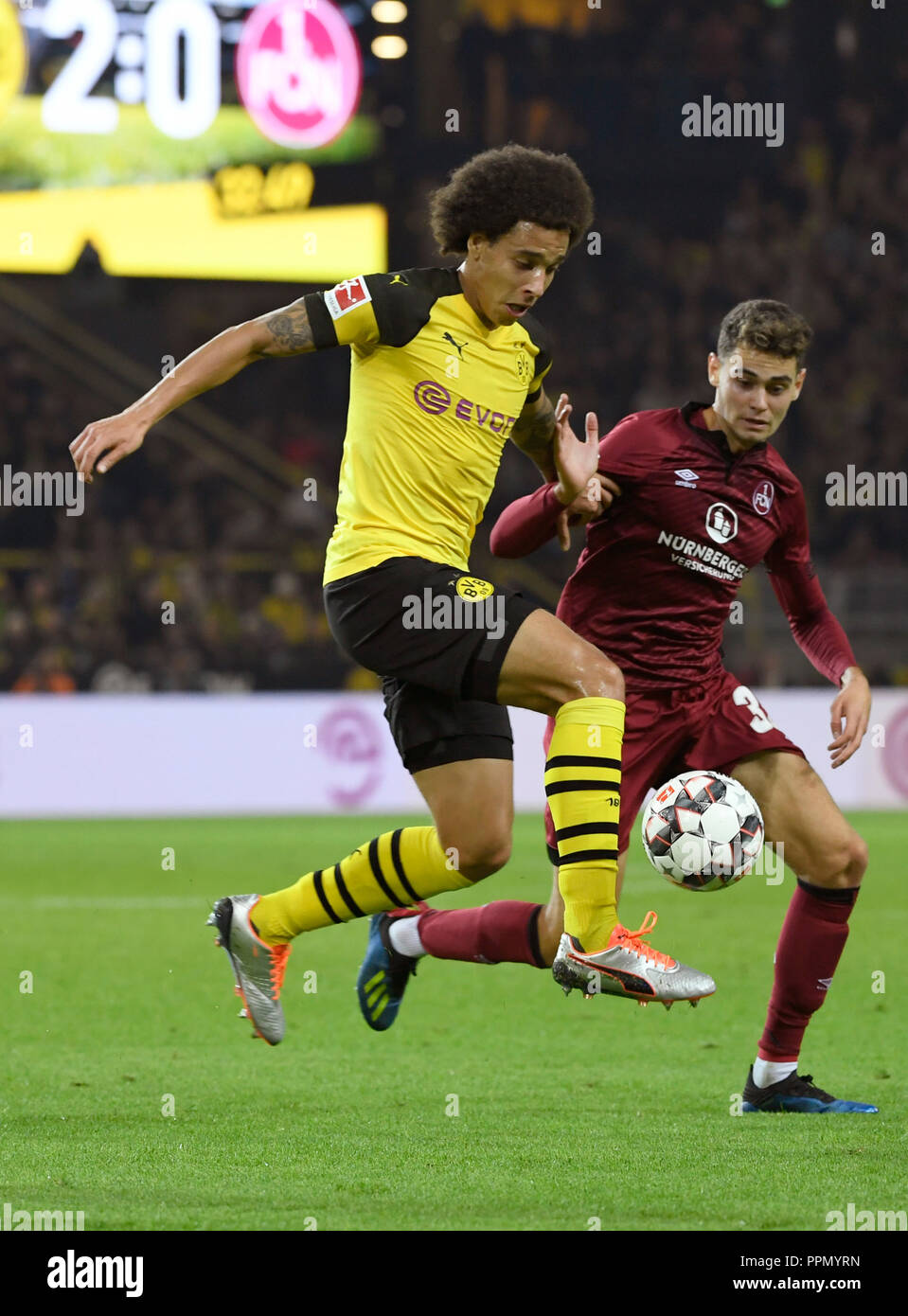 26. September 2018, Nordrhein-Westfalen, Dortmund: Fußball: Bundesliga, Borussia Dortmund - 1.FC Nürnberg, 5.Spieltag am Signal Iduna Park. Alexander Fuchs aus Nürnberg und Axel Witsel (l) aus Dortmund im Duell. (EMBARGO BEDINGUNGEN - ACHTUNG: Der DFB verbietet die Nutzung und Veröffentlichung der sequenziellen Bilder auf das Internet und andere Onlinemedien während des Spiels (einschließlich der halben Zeit). Achtung: SPERRFRIST! Der DFB erlaubt die weitere Nutzung und Veröffentlichung der Bilder für mobile Dienste (insbesondere MMS) und für die erst nach dem Ende des DVB-H und DMB. Stockfoto