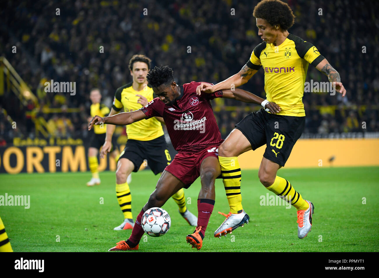 26. September 2018, Nordrhein-Westfalen, Dortmund: Fußball: Bundesliga, Borussia Dortmund - 1.FC Nürnberg, 5.Spieltag am Signal Iduna Park. Virgil Misidjan aus Nürnberg und Axel Witsel (r) aus Dortmund im Duell. (EMBARGO BEDINGUNGEN - ACHTUNG: Der DFB verbietet die Nutzung und Veröffentlichung der sequenziellen Bilder auf das Internet und andere Onlinemedien während des Spiels (einschließlich der halben Zeit). Achtung: SPERRFRIST! Der DFB erlaubt die weitere Nutzung und Veröffentlichung der Bilder für mobile Dienste (insbesondere MMS) und für die erst nach dem Ende des DVB-H und DMB. Stockfoto