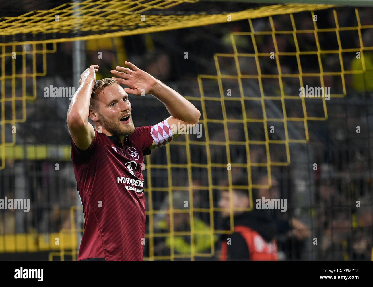 26. September 2018, Nordrhein-Westfalen, Dortmund: Fußball: Bundesliga, Borussia Dortmund - 1.FC Nürnberg, 5.Spieltag am Signal Iduna Park. Hanno Behrens Nürnberg packt den Kopf. (EMBARGO BEDINGUNGEN - ACHTUNG: Der DFB verbietet die Nutzung und Veröffentlichung der sequenziellen Bilder auf das Internet und andere Onlinemedien während des Spiels (einschließlich der halben Zeit). Achtung: SPERRFRIST! Der DFB erlaubt die weitere Nutzung und Veröffentlichung der Bilder für mobile Dienste (insbesondere MMS) und für die erst nach dem Ende des Matches DVB-H und DMB.) Foto: Ina Faßbender/dpa- Stockfoto