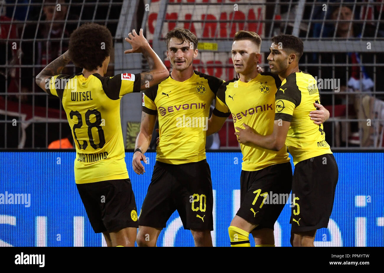 26. September 2018, Nordrhein-Westfalen, Dortmund: Fußball: Bundesliga, Borussia Dortmund - 1.FC Nürnberg, 5.Spieltag am Signal Iduna Park. Axel Witsel, Maximilian Philipp, torschütze Marco Reus und Achraf Hakimi (L-R) aus Dortmund jubeln für die 2:0-Sieg gegen Nürnberg. (EMBARGO BEDINGUNGEN - ACHTUNG: Der DFB verbietet die Nutzung und Veröffentlichung der sequenziellen Bilder auf das Internet und andere Onlinemedien während des Spiels (einschließlich der halben Zeit). Achtung: SPERRFRIST! Der DFB erlaubt die weitere Nutzung und Veröffentlichung der Bilder für mobile Dienste (insbesondere M Stockfoto